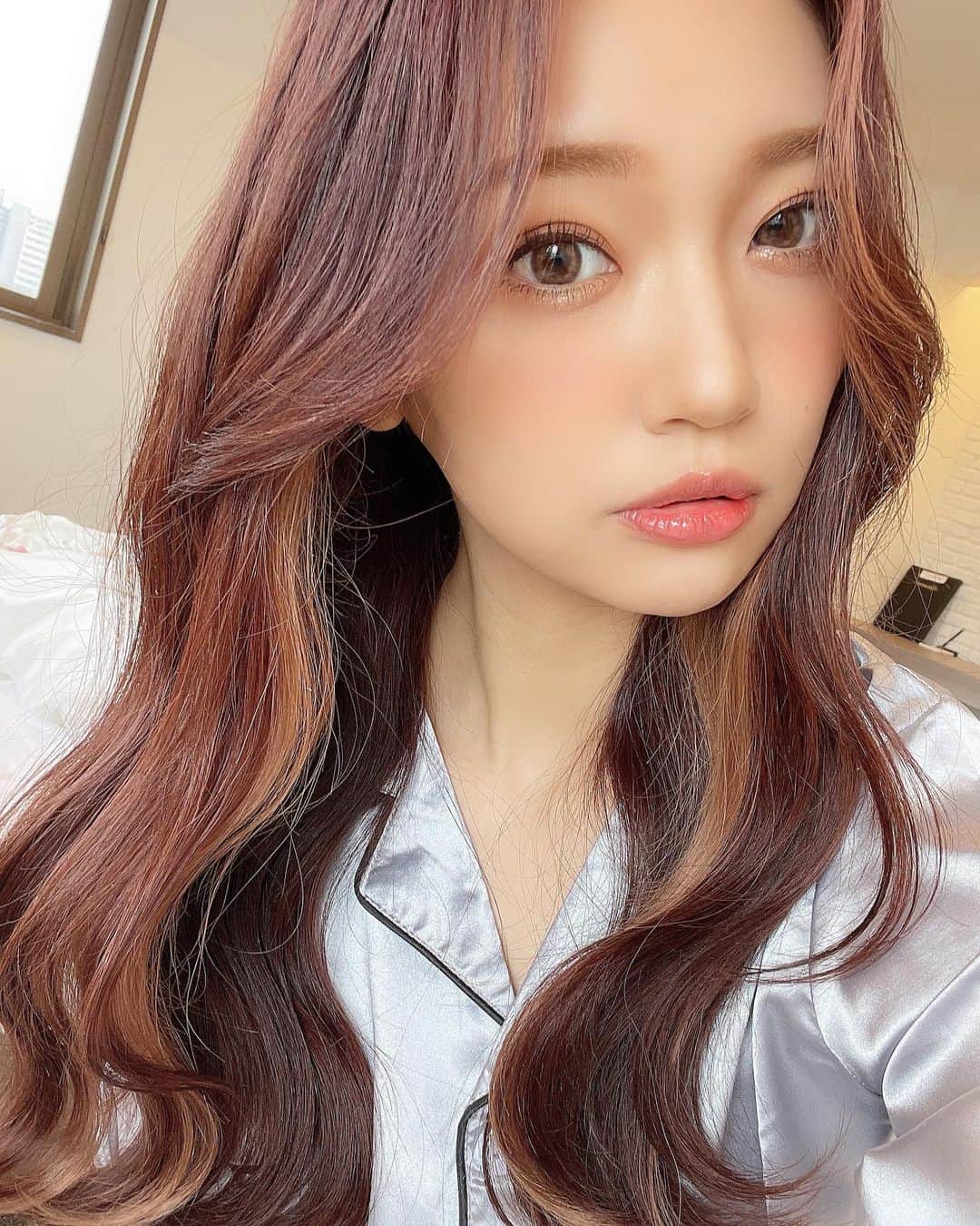 いっちゃん/嶋津 いつみのインスタグラム：「. . 時差投稿思い出編🙆‍♀️❤️w . . . . Kpop好き仲良し4人で HOTELステイして遊んだ時のやつぅー🐹🐯🐰🐥 . . . . 泊まったのは @hbphotelosaka  さん🏨 . 駐車場もあるから 私の運転で行ってきたよ🚗💨 . . . ビジネスホテルなんやけど 女子会プランがあって、 そのプランで宿泊すると 写真にあるパジャマをプレゼントしてくれるの‼︎🥺✨ . . アメニティも充実してて ロングヘアーには必需品の大きいヘアクリップや 映えのためのドライフラワーももらえちゃう😡💓💓💓 . . . とにかくオシャレやし 広いしで快適空間だった💕 . . . . 私ら4人は喋り散らかして 明るくなってから寝ましたww . . . . クリスマスや年末年始で 友だちと集まる機会も増えてくるし こういう女子会パーティーもありじゃない？🥳 . . . .  #名古屋 #栄 #名駅  #いっちゃん  #フリーモデル  #いっちゃんコーデ #ブライダルモデル #アレンジモデル #ヘアカラー  #ヘアアレンジ #くしゃ顔  #フリーモデル #ドレスモデル #ダイエット  #치맥  #좋아요환영 #소통환영 #팔로우환영  #팔로미 #인친환영 #친구해요 #셀카 #셀피」