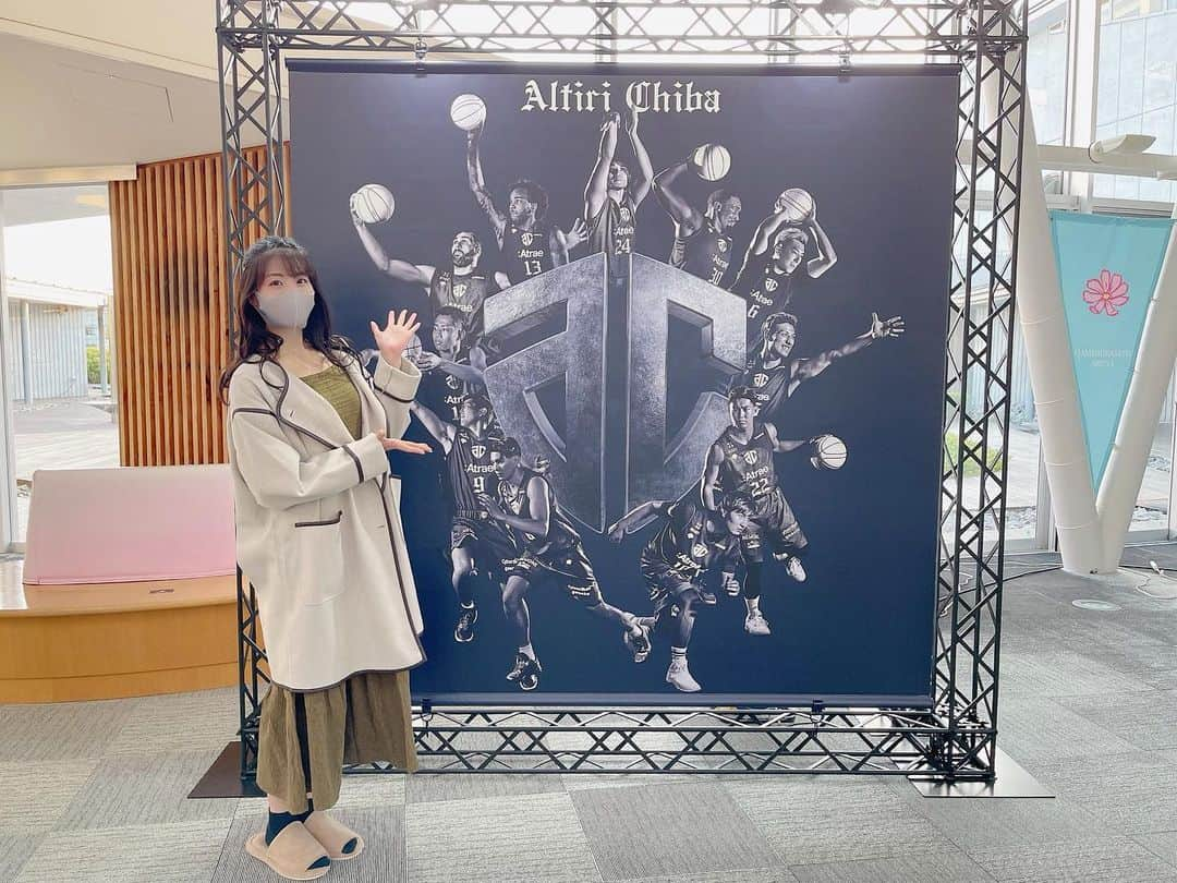 関根ささらさんのインスタグラム写真 - (関根ささらInstagram)「ALTILI CHIBA💙🖤 . . 今季からB3で指導した創設されたばかりのチーム【#アルティーリ千葉】の試合を見てきました🏀❤️‍🔥 . . キャプテンには昨季まで #川崎ブレイブサンダース でプレーし、私がMCを務める #Bリーグ 応援番組「#BMYHERO!」にも出演して頂いたことのある大塚裕土選手、他にもB1・B2で活躍した選手が多く今季からこのチームでプレーしていて、これは行かなくては！と思い、行ってきました💪🏽 . . 埼玉県民ゆえ、アウェイの #さいたまブロンコス の試合もずっと見たかったのでめちゃくちゃいいタイミングでした🥰🥰 . . 最後まで両者譲らぬ展開で白熱してました🔥 また見に行きたいなーーー！❤︎ . . #bleague #b3リーグ #altirichiba chiba #thesaitamabroncos #basketball #バスケ観戦 #スポーツ観戦 #試合観戦 #Bリーグ観戦」11月21日 22時00分 - sasarasekine