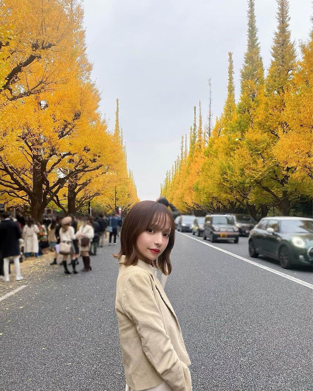 平尾優美花（ゆみちぃ）さんのインスタグラム写真 - (平尾優美花（ゆみちぃ）Instagram)「お天気がちょと微妙だったのと、 人がすごすぎた🥲 が、無事に今年も観に行けました🍁❤︎  行ける方は平日をオススメします☺︎笑  京都とか行きたくなっちゃったなあ🔴 綺麗な紅葉スポットありますか？？  #外苑前#外苑前いちょう並木#外苑前銀杏並木#紅葉」11月21日 22時01分 - hirao_yumika