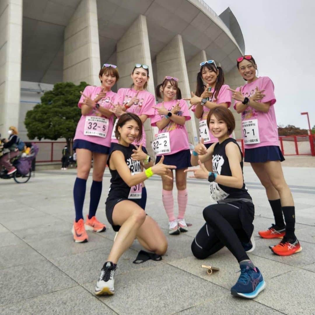 きゃっするひとみーさんのインスタグラム写真 - (きゃっするひとみーInstagram)「【長居公園で駅伝🙌❤️】  いつかセーラームーンのコスプレでリレーマラソンでたいよなぁ。。  って話してて🥰 長居でいいのある！でも長居でセーラームーンする？いや無理やろ。。  ✨Tシャツの中でセーラームーンコスプレさせるか！！✨  の1日。 同じ服で集まるだけで楽しいし、みんな速くて刺激的やし✨🙌  緊張で吐きそうになって1キロ目から突っ込んで吐きそうになったけど、ほんまに楽しかった😭✨  けーちゃん、びあんき、みゆきち、のぶちゃん、サポートのようちゃん！！ 応援できてくれた皆様もありがとうー❤️❤️❤️ みんなではしって繋いで女子の部2位🏯❤️  また次こそは。。セーラームーンか？笑 今回私はマーキュリーの水野亜美ちゃんでした😂❤️ショートだからね🔥少女のときはヴィーナス派だったわ。  先週に続き @sui.utarun スイファミの皆様にも会えて😭❤️❤️ほんとに暖かい皆様！！元気になった🙏✨✨  お久しぶりのちっひーはショートになっててますますかわいかった🥺❤️  オリジナルTシャツは @keiji.suzuki3  けいじさん🙏✨✨  #全員厚底 #ふざけてるけど本気 #全員主婦  #セーラームーン #セーラームーンコスプレ  #セーラーマーキュリー #リレーマラソン」11月21日 22時01分 - takaxjumppp