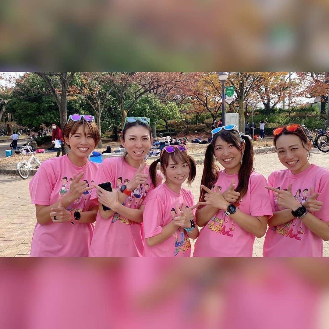 きゃっするひとみーさんのインスタグラム写真 - (きゃっするひとみーInstagram)「【長居公園で駅伝🙌❤️】  いつかセーラームーンのコスプレでリレーマラソンでたいよなぁ。。  って話してて🥰 長居でいいのある！でも長居でセーラームーンする？いや無理やろ。。  ✨Tシャツの中でセーラームーンコスプレさせるか！！✨  の1日。 同じ服で集まるだけで楽しいし、みんな速くて刺激的やし✨🙌  緊張で吐きそうになって1キロ目から突っ込んで吐きそうになったけど、ほんまに楽しかった😭✨  けーちゃん、びあんき、みゆきち、のぶちゃん、サポートのようちゃん！！ 応援できてくれた皆様もありがとうー❤️❤️❤️ みんなではしって繋いで女子の部2位🏯❤️  また次こそは。。セーラームーンか？笑 今回私はマーキュリーの水野亜美ちゃんでした😂❤️ショートだからね🔥少女のときはヴィーナス派だったわ。  先週に続き @sui.utarun スイファミの皆様にも会えて😭❤️❤️ほんとに暖かい皆様！！元気になった🙏✨✨  お久しぶりのちっひーはショートになっててますますかわいかった🥺❤️  オリジナルTシャツは @keiji.suzuki3  けいじさん🙏✨✨  #全員厚底 #ふざけてるけど本気 #全員主婦  #セーラームーン #セーラームーンコスプレ  #セーラーマーキュリー #リレーマラソン」11月21日 22時01分 - takaxjumppp