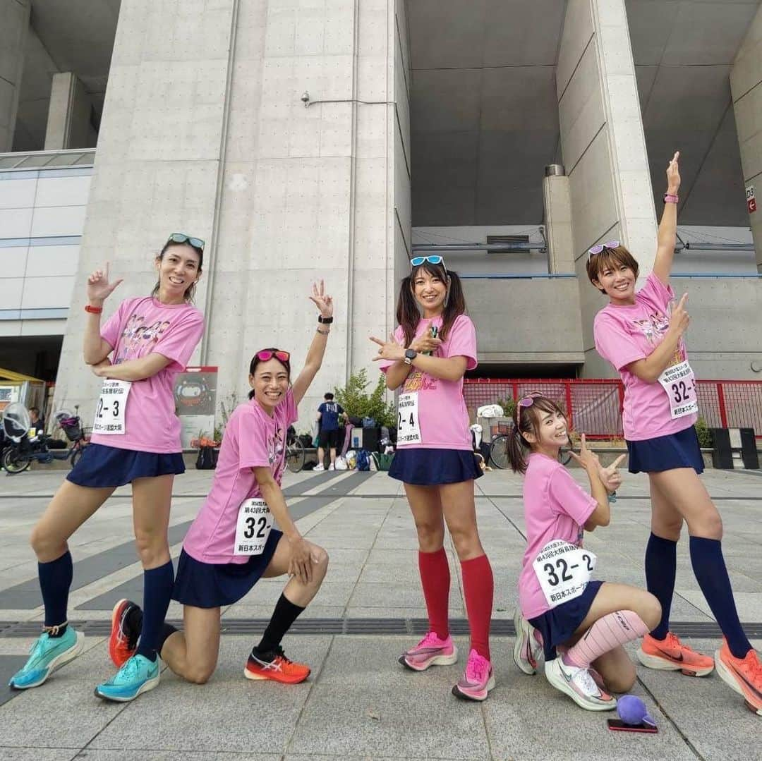 きゃっするひとみーさんのインスタグラム写真 - (きゃっするひとみーInstagram)「【長居公園で駅伝🙌❤️】  いつかセーラームーンのコスプレでリレーマラソンでたいよなぁ。。  って話してて🥰 長居でいいのある！でも長居でセーラームーンする？いや無理やろ。。  ✨Tシャツの中でセーラームーンコスプレさせるか！！✨  の1日。 同じ服で集まるだけで楽しいし、みんな速くて刺激的やし✨🙌  緊張で吐きそうになって1キロ目から突っ込んで吐きそうになったけど、ほんまに楽しかった😭✨  けーちゃん、びあんき、みゆきち、のぶちゃん、サポートのようちゃん！！ 応援できてくれた皆様もありがとうー❤️❤️❤️ みんなではしって繋いで女子の部2位🏯❤️  また次こそは。。セーラームーンか？笑 今回私はマーキュリーの水野亜美ちゃんでした😂❤️ショートだからね🔥少女のときはヴィーナス派だったわ。  先週に続き @sui.utarun スイファミの皆様にも会えて😭❤️❤️ほんとに暖かい皆様！！元気になった🙏✨✨  お久しぶりのちっひーはショートになっててますますかわいかった🥺❤️  オリジナルTシャツは @keiji.suzuki3  けいじさん🙏✨✨  #全員厚底 #ふざけてるけど本気 #全員主婦  #セーラームーン #セーラームーンコスプレ  #セーラーマーキュリー #リレーマラソン」11月21日 22時01分 - takaxjumppp