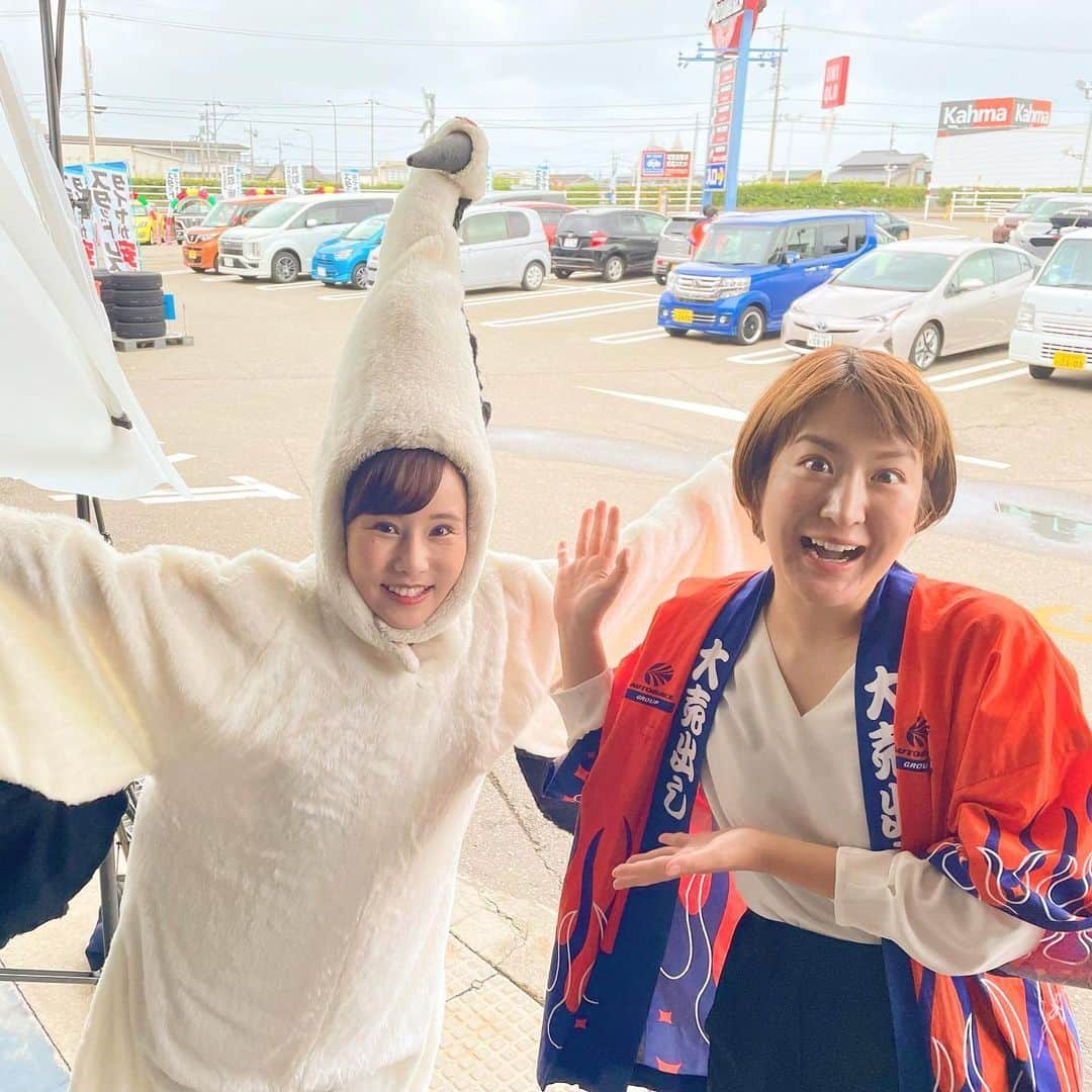 馬場ももこさんのインスタグラム写真 - (馬場ももこInstagram)「オートバックスの石川県のCMが 新しいものになり出演しています🚗🎊 前回はアナウンサーでしたが 今回は鶴の恩返し編で鶴になりました😂 北國フォトクイーンの片岡萌ちゃんと 出ております🙇‍♀️✨ そして前のCMで法被着てた徳ちゃん @aitokumae  現場が一緒で写真撮ったよ！✨ ⁡ 19日金曜日〜28日日曜日まで 石川県のオートバックスでは スタッドレスタイヤBIGバーゲンで 国産スタッドレスタイヤが各店舗 30セット限定12,980円なの😳😳😳🎉 すごいバーゲンだよね！！ そろそろ雪が降り出すかなと☃️ みんなスタッドレスタイヤに変えたかな？ ⁡ 来週は祝日もあるのでぜひお店に 行ってほしいなあ🚗🚗✨ ⁡ CMもぜひご覧ください☺️🧡 よろしくお願いします！ ⁡ #株式会社和希#オートバックス #スタッドレスタイヤ#タイヤ#🚗#車 #CM#アナウンサー#お仕事#楽しい #石川県#冬#対策#雪#季節#鶴の恩返し#2枚目動画#写真勘違い#あるよね#体グラグラ #アナウンサー2人並んでるのに#コメントが#ハァァァァ#なんそれ#zazy#鶴の人間の姿で#もみあげ手裏剣#伝授していただきました#鶴もメイクするよ#4枚目」11月21日 22時08分 - momoko.baba