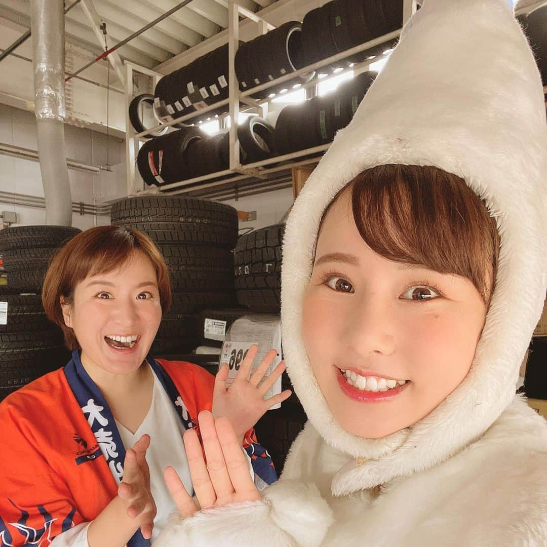 馬場ももこさんのインスタグラム写真 - (馬場ももこInstagram)「オートバックスの石川県のCMが 新しいものになり出演しています🚗🎊 前回はアナウンサーでしたが 今回は鶴の恩返し編で鶴になりました😂 北國フォトクイーンの片岡萌ちゃんと 出ております🙇‍♀️✨ そして前のCMで法被着てた徳ちゃん @aitokumae  現場が一緒で写真撮ったよ！✨ ⁡ 19日金曜日〜28日日曜日まで 石川県のオートバックスでは スタッドレスタイヤBIGバーゲンで 国産スタッドレスタイヤが各店舗 30セット限定12,980円なの😳😳😳🎉 すごいバーゲンだよね！！ そろそろ雪が降り出すかなと☃️ みんなスタッドレスタイヤに変えたかな？ ⁡ 来週は祝日もあるのでぜひお店に 行ってほしいなあ🚗🚗✨ ⁡ CMもぜひご覧ください☺️🧡 よろしくお願いします！ ⁡ #株式会社和希#オートバックス #スタッドレスタイヤ#タイヤ#🚗#車 #CM#アナウンサー#お仕事#楽しい #石川県#冬#対策#雪#季節#鶴の恩返し#2枚目動画#写真勘違い#あるよね#体グラグラ #アナウンサー2人並んでるのに#コメントが#ハァァァァ#なんそれ#zazy#鶴の人間の姿で#もみあげ手裏剣#伝授していただきました#鶴もメイクするよ#4枚目」11月21日 22時08分 - momoko.baba