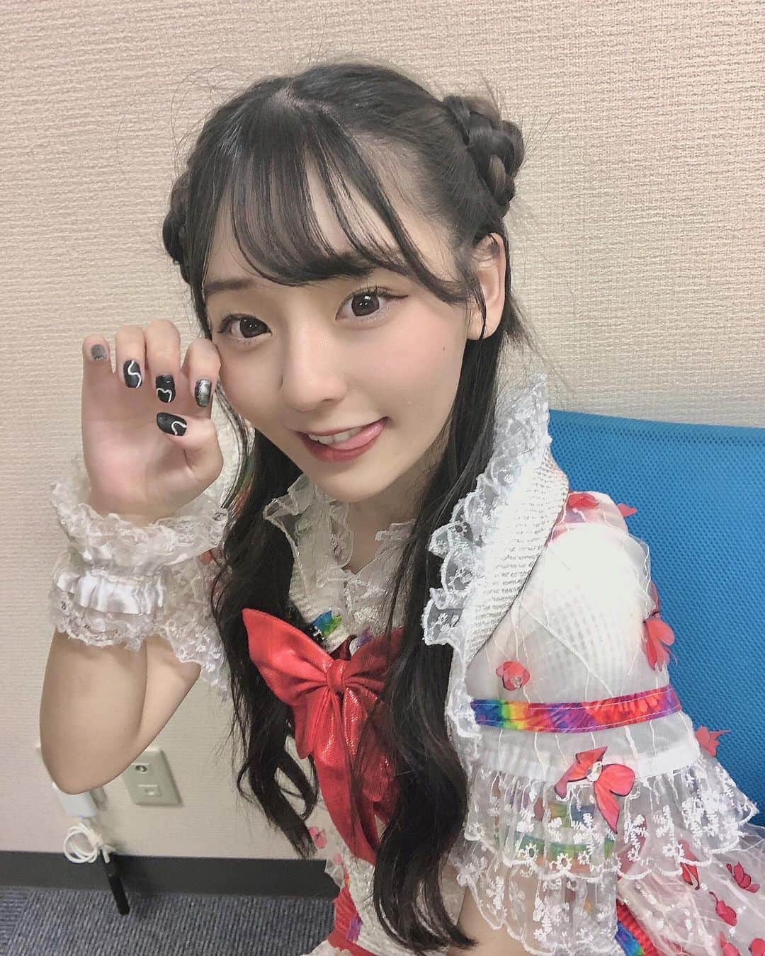 尾野寺みさのインスタグラム：「⁡ ⁡ ⁡ またSymdolickの文瀬 朱さんにネイルお願いしました！ ⁡ 私人差し指の爪をのばすのが苦手でって相談したら長さだししてくれて、自分の好きな爪のシルエットにしてもらえました！ ⁡ 綺麗なネイルに憧れて爪を伸ばしてた高校生時代を思い出す… 日々の家事で割れてしまってたネイルも補強してくれて、ほんまありがとうございました😭 ⁡ ⁡ 文瀬 朱さん(@bun_0719) 文瀬さんのネイルアカウント(@nail_b719) ⁡ ⁡ #gelnail #ジェルネイル #マグネットネイル #黒ネイル #ブラックネイル #マットブラック #うねうねネイル  #ジェルネイルデザイン #かわいいネイル #手元コーデ #立体ネイル」