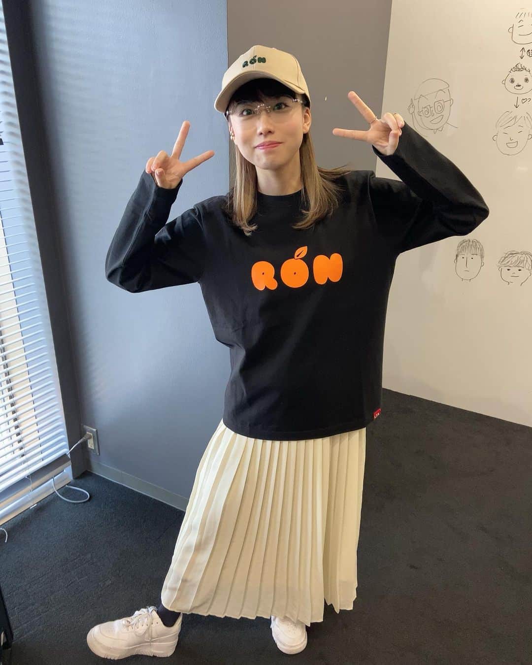 瑞原明奈のインスタグラム：「先日のかなちゃん。 RONティーとRONキャップ着てくれたん🥰かわええのう   #丸山奏子  #謎のラクガキ」