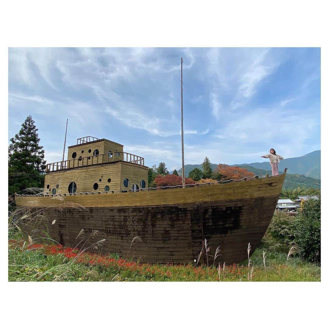 野口七海のインスタグラム：「🛳射手座造船所🛳  上勝町の山の中に現れた木の船！ 2007年に徳島で国民文化祭が開催された際のプロジェクトとして作られたものだそうです🍁  ラジオカーでリポートさせて頂きましたが、とっても幻想的で素敵でした！  まだまだ知らない徳島の素敵な風景がいっぱいあるなぁと感じた一日でした🥺✨  #徳島 #上勝町 #射手座造船所 #船 #木の船 #タイタニックごっこ  #ラジオカー #ラジオカーリポート #秋 #ススキ #インスタ映え #旅 #四国放送 #四国放送ラジオ #アナウンサー #tokushima #ship #🍁 #🛳 #🎤」
