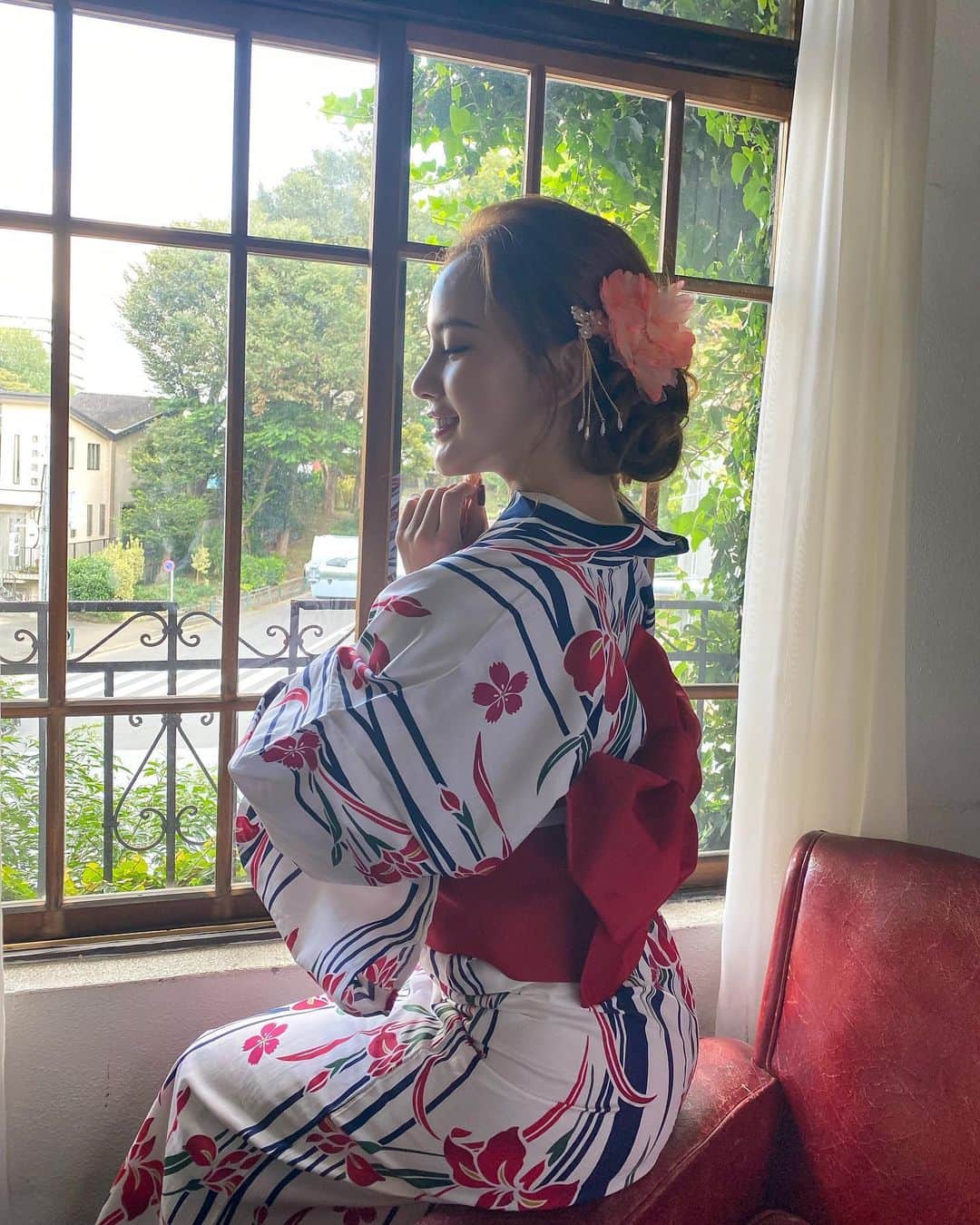 のインスタグラム：「📢2022年ソロカレンダー🗓 期間限定で11/30まで発売中です😘🌼  撮影現場のメイキングは 公式YouTubeから🎥🌈  KARENソロカレンダー、 今月末までなので お忘れなくチェックしてね😋💕  #カレンダー #浴衣 #cyberjapan」