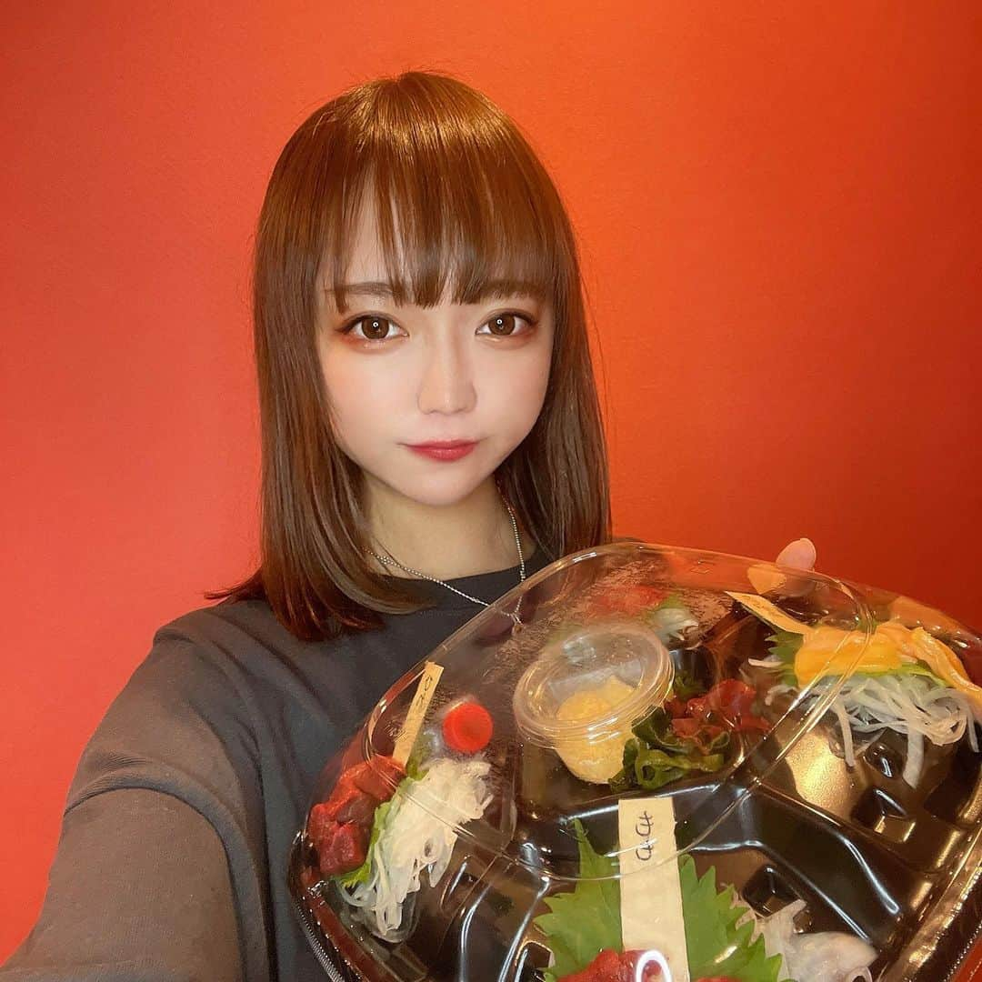 鎌田紘子のインスタグラム：「髪の毛切った!色変えた!ぐれーじゅにした！ぱっつんになった！ . . 今日は　@andmerry12 行った!食べ物持ち込みおっけいだったからみんな色々もってきてくれた！パーティー！ . . . #馬刺し🐴」