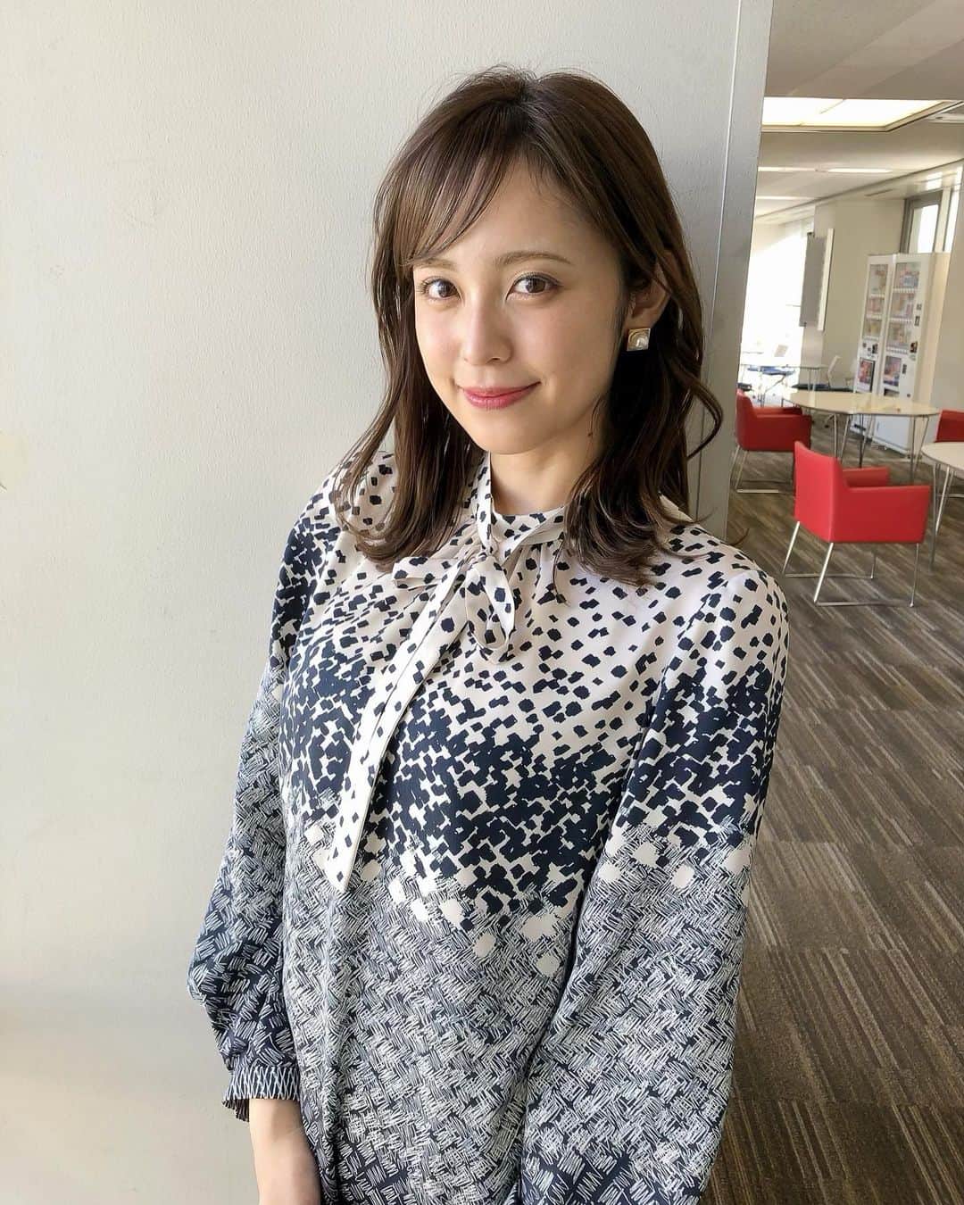 のインスタグラム：「* 大人っぽいワンピース🦓🖤 * #衣装 #白黒 #ひよこの帽子」