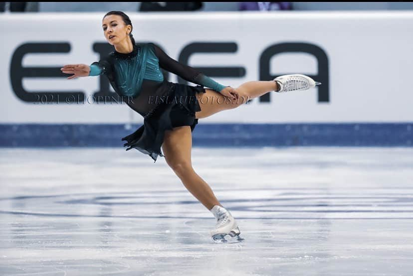 ニコル・ショットのインスタグラム：「AND THERE IT IS 🙌🏻 so happy to have made the Olympic qualification with a Personal Best score 🇩🇪  #teamdeutschland #roadtobeijing #deutscheeislaufunion #deutschesporthilfe #spitzensportbundeswehr #edeaskates #johnwilsonblades #logosmilano」