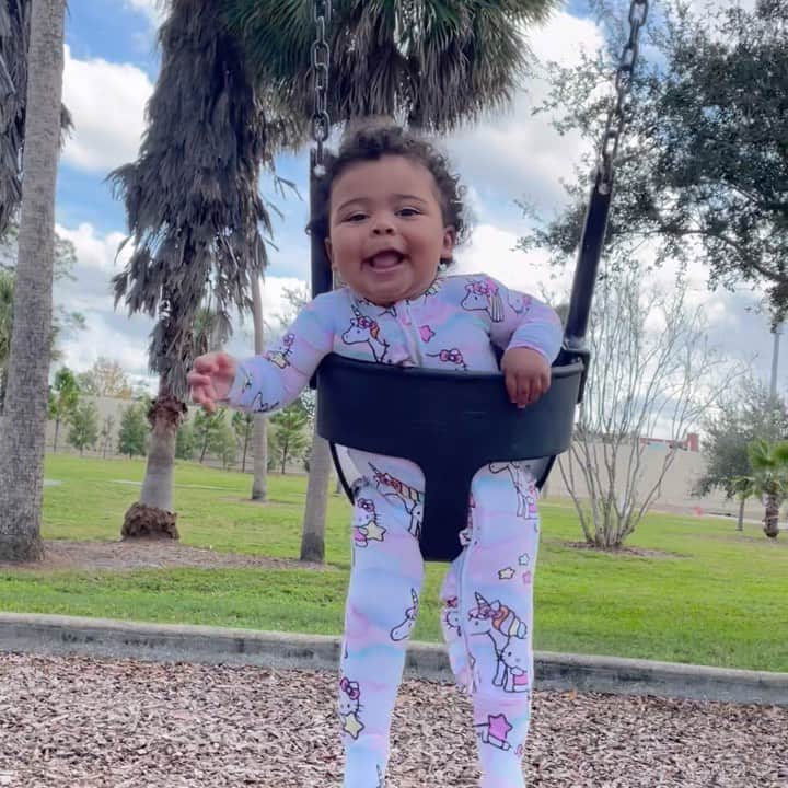 アリ・クリーガーのインスタグラム：「Happy National Adoption Day yesterday to our beautiful fellow Adoptive Families! ❤️  Sloane is a dream and we cannot imagine our life without her. She has given us so much love in our hearts and I never knew I could love this much. I’m grateful for my family and wake up filled with happiness every single day knowing I get to be a part of our baby’s journey all over again. Here’s to another beautiful day of fun, laughs and cuddles! 🥰」