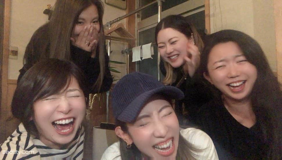 吉田沙織さんのインスタグラム写真 - (吉田沙織Instagram)「コロナ禍で2年ぶりの日本帰国ができました🤩家族と友達とこれでもかってくらい会えて、食べて(ほぼ食べて)幸せでした🤤  何よりも、いつも帰るたびに集まってくれて、場所を用意してくれて、腹筋割れるほど笑わせてくれて(いじってくれて。立ってるだけ笑ってくれるよね。)ほんとにみんなに感謝です🥺ありがとう🙏🏻❤️  今回はコロナの規制があり、ほぼ山梨にしかいられず会える人も限られたけど、時間は東京の友達にももっと会いたいし、福岡にも行くぞお😎💪🏻皆さんその時は会ってやってね❤️  It’s been two years since I’ve been to Japan. This COVID situation made it hard to travel but finally I was able to see my family and friends❤️ Always making fun of each others and can’t hide anything from them because we’ve known over 25 years. And very very appreciate that they always take time for me. Thank you guys🥺❤️ and gained 5lbs. Thank you again guys🙄」11月22日 10時27分 - saoriyoshida22