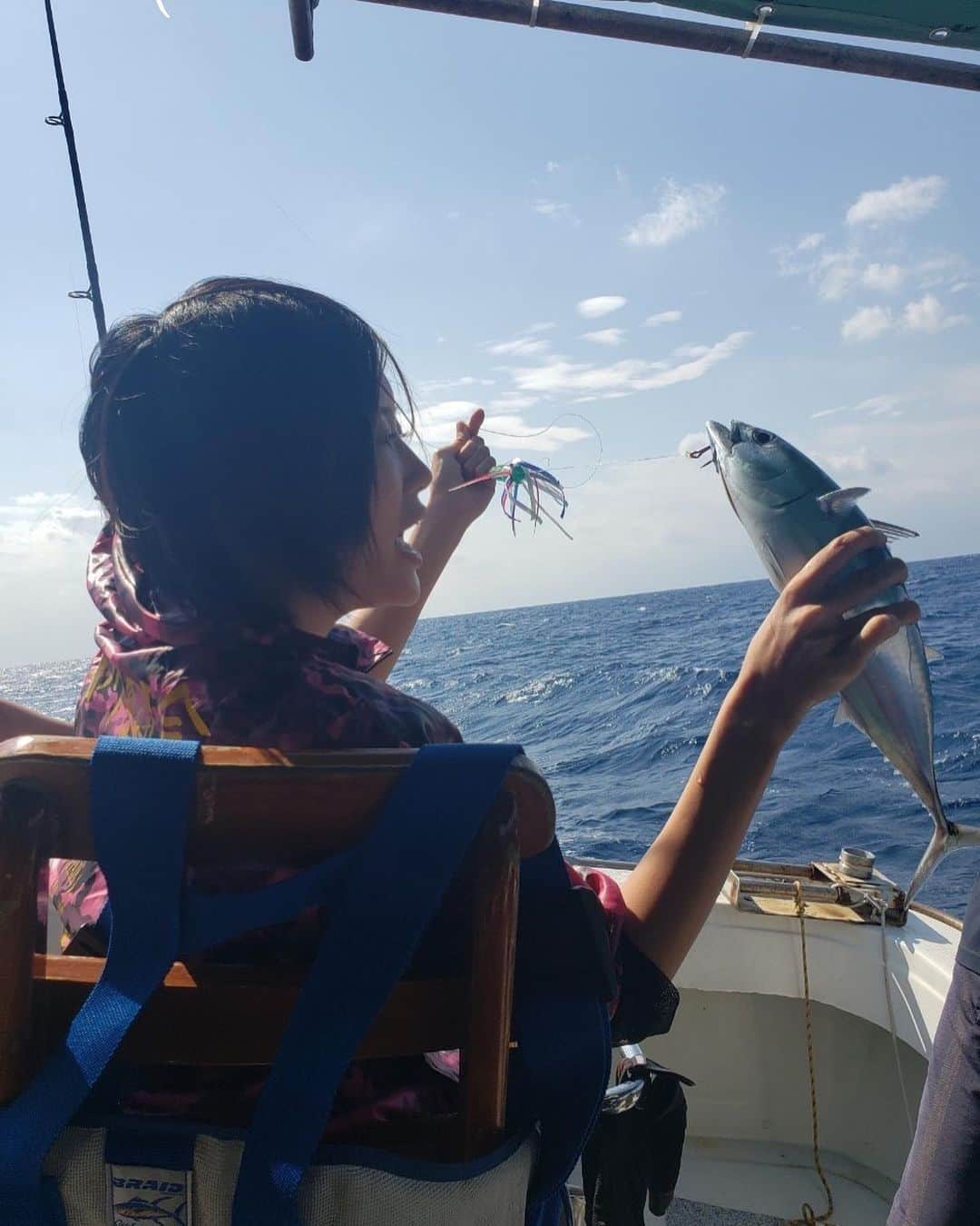 琥珀うたのインスタグラム：「. . 人生初めての釣りは与那国‪🎣‬ 楽しく釣ってたけど撃沈🌊 船酔いってホントに凄いのね😵‍💫 リベンジしたい🔥 photo by @icheko1031  . . . #fishing #friends #sea #okinawa #yonaguni #fish #釣り #沖縄 #与那国 #船酔い」