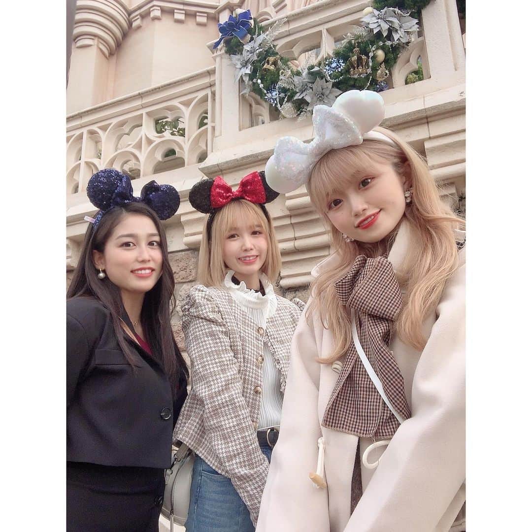 宮本ひなののインスタグラム：「久々ディズニー🏰  りか先生、えのちん、おばちゃんと4人で行ってきた😊(この時おばちゃん大事なお電話中)  #disney #disneyland #ディズニー #ディズニーランド」