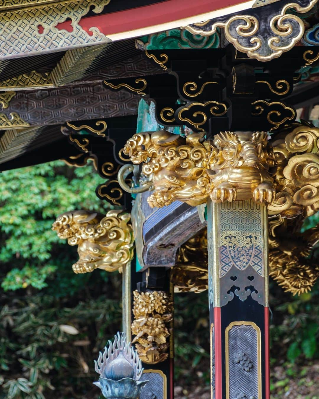 SHOCK EYEさんのインスタグラム写真 - (SHOCK EYEInstagram)「秋の妙義神社⛩  長い階段を息を切らせて昇り、たどり着いた本殿は黒塗りに鮮やかな装飾。 心がピンと整う感覚🙏✨  オススメは境内にある３本の御神木。 その真ん中に是非立ってみて＾＾ なんかパワーを頂けそう。  この神社さんは、ヤマトタケルなどが祀られていて、 上昇運、出世運などのご利益があるよ。 確かに、切り立った妙義山からはそんなパワーを感じるかも。  あとこの時期だけなのかな？ 境内に設置された穏やかな風鈴の音が気持ちよかったなあ。  今年の紅葉はまだそこまで色付いてなかったので、去年の写真と織り交ぜて紹介するね😊  たまたまご挨拶に行こうと思い立って訪ねたら、ちょうど一年前だった🙏😆✨  ご縁だね。  #妙義神社 #群馬 #妙義山 #myougishrine #gunma #gunmaprefecture #japantravel #japantrip #fujifilm #gfx100s #xs10 #beautifuldestinations #discoverjapan #discoverearth #voyaged #awesome_photographers #IamATraveler #wonderful_places #japanphoto #japanphotography #japan_of_insta #livingonearth #theglobewanderer」11月22日 11時01分 - shockeye_official