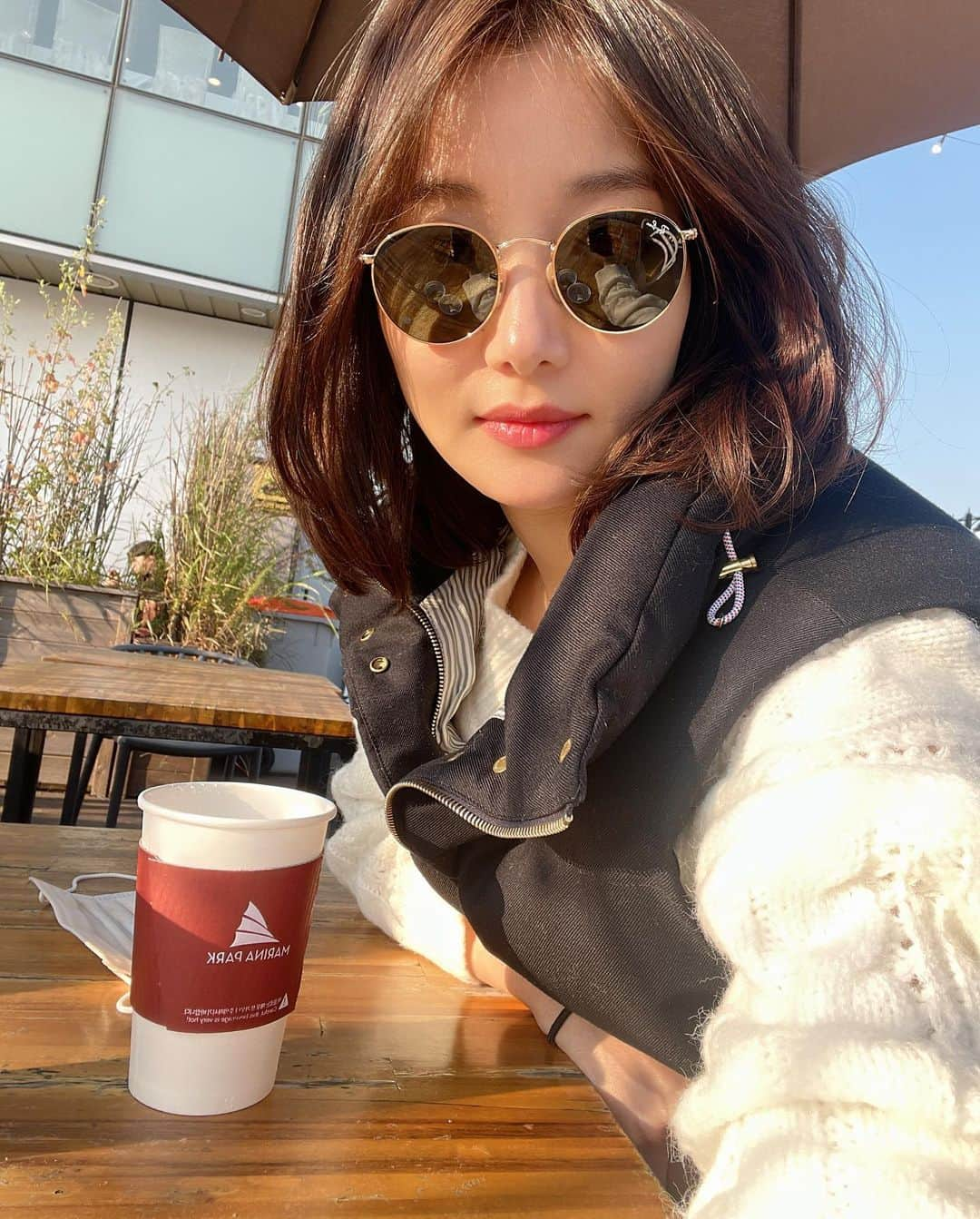 イ・イネのインスタグラム：「아~~~좋다🥰 .. .. .. .. #따스한 #햇살 ☀️ .. #행복한 #월요일 ~~아자!!!!💪😄」