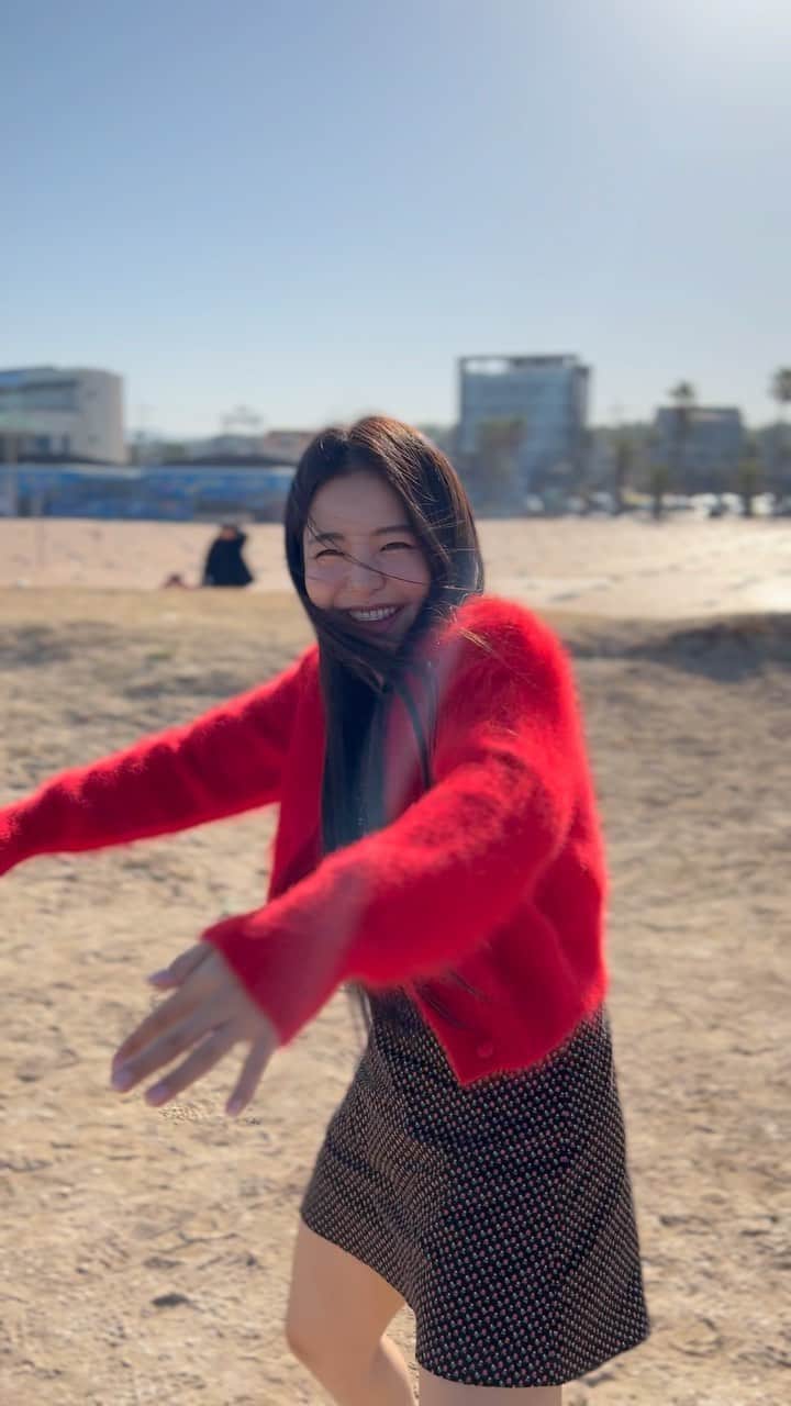 ナム・ユジョンのインスタグラム：「🔈볼륨을 높여요  월요일 힘내라 피어레스  스네이프: 이상해.. 팔진짜 길어 개구리: 파흫흫ㅎ.. 공주: 어떤데ㅋㅎ? 스네이프: 그냥이상해.. 개구리: 느헣ㅎㅎㅎㅋ 스네이프: 센과 치히로에 나올 것 같애..어후쉬 개구리: 느흫흫흫헣 스네이프: 센과 치히로에 나오는 개구리아저씨 알아? 공주: 몰라.. ㅇ ㅏ!알아핳!(짝)」