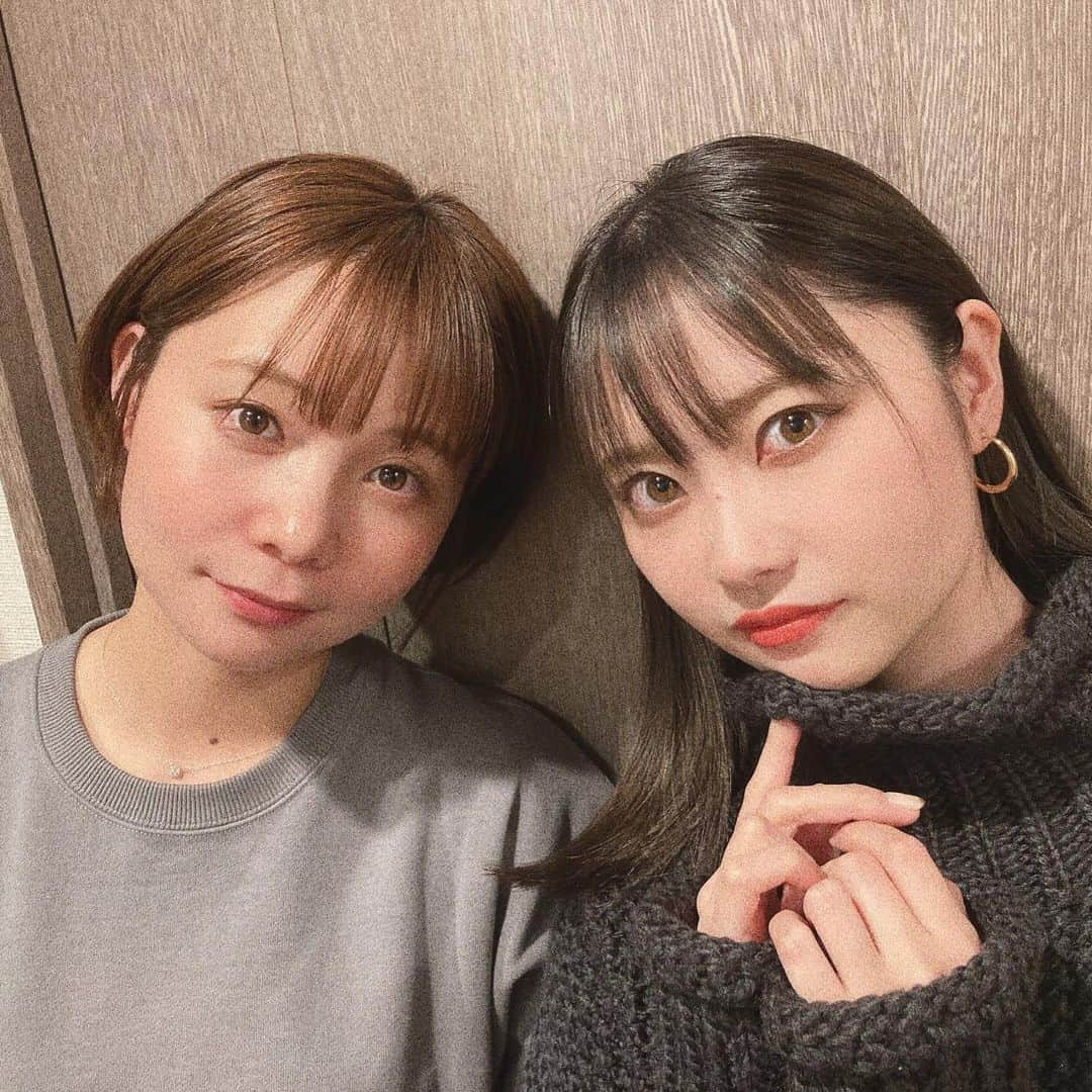 真奈さんのインスタグラム写真 - (真奈Instagram)「昨日は3人で お化粧しあいっこした🐰  とにかく藤子は アイライン引くのが上手い。 涼乃はヘアが上手い。  真奈は………🤣🤣🤣  #3人娘　#チュ夏パーティー」11月22日 11時12分 - manatmnt0116