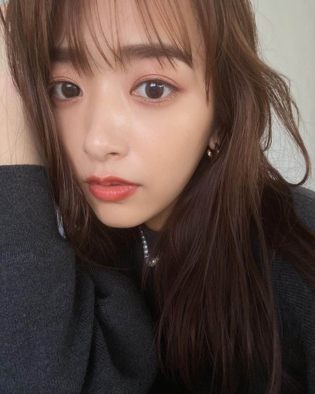 近藤千尋のインスタグラム：「とある日のメイク。。✨  好きな色や質感を選んで 組み合わせることができる ドラマティックアイカラーが マキアージュから11/21に発売されました👏👁  私は ●ショコラノワール　BR635 ●ショコラオランジュ　OR531 ●ムーンライトシュガー　YE252 ●スノーボール　WT901 をパレットに装着して...❤️  イエベのオータムさんにおすすめの 組み合わせなんですが、 オレンジブラウンメイクで 1番好きなカラーです🍁😘  最後に載せているのは、アイシャドウかと思いきや本物のチョコレート🍫 コラボで資生堂パーラーから 発売されているから こちらもチェックしてみてねっ❤️  #提供 #マキアージュ #ドラマティックアイカラー #私の運命のパレット #ショコラみたいなアイシャドウ @maquillage_jp」