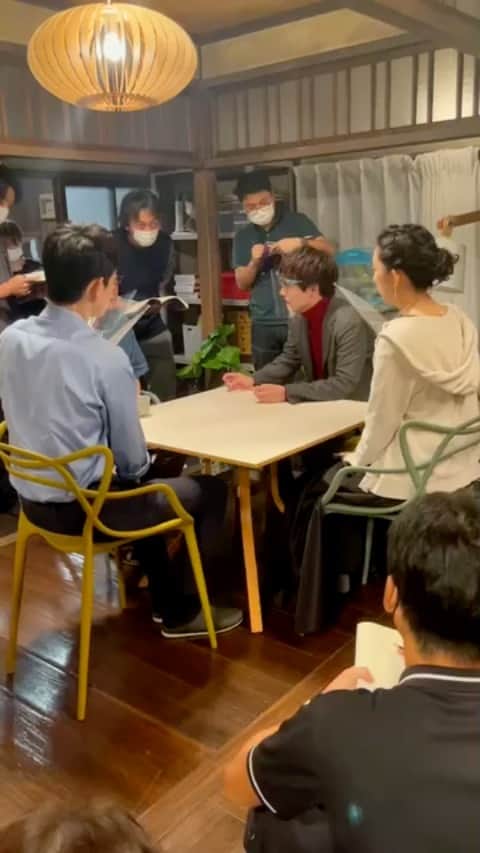 SUPER RICHのインスタグラム：「おはようございます😃 今週もいろいろ 宜しくお願いします🤲  6話の冒頭、 4人での話し合いのシーンの リハーサルの様子を ご覧ください💜  リハーサルからこの 独特のテンポ感でした😃  #江口のりこ #赤楚衛二 #町田啓太 #古田新太  #SUPERRICH #すぱっち #7話は11月25日木曜22時放送 #フジテレビ」