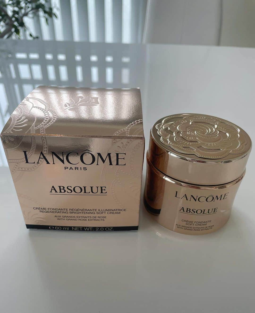 里海のインスタグラム：「今日から使います🥰 @lancomeofficial の アプソリュ　ソフトクリーム  2021/12/3 発売です✨  今だけの限定デザイン✨ 繊細なカッティングの ゴールデンパッケージが そそります🌹  使うのが楽しみです✨  #ランコム　#アプソリュ　#アプソリュクリーム」