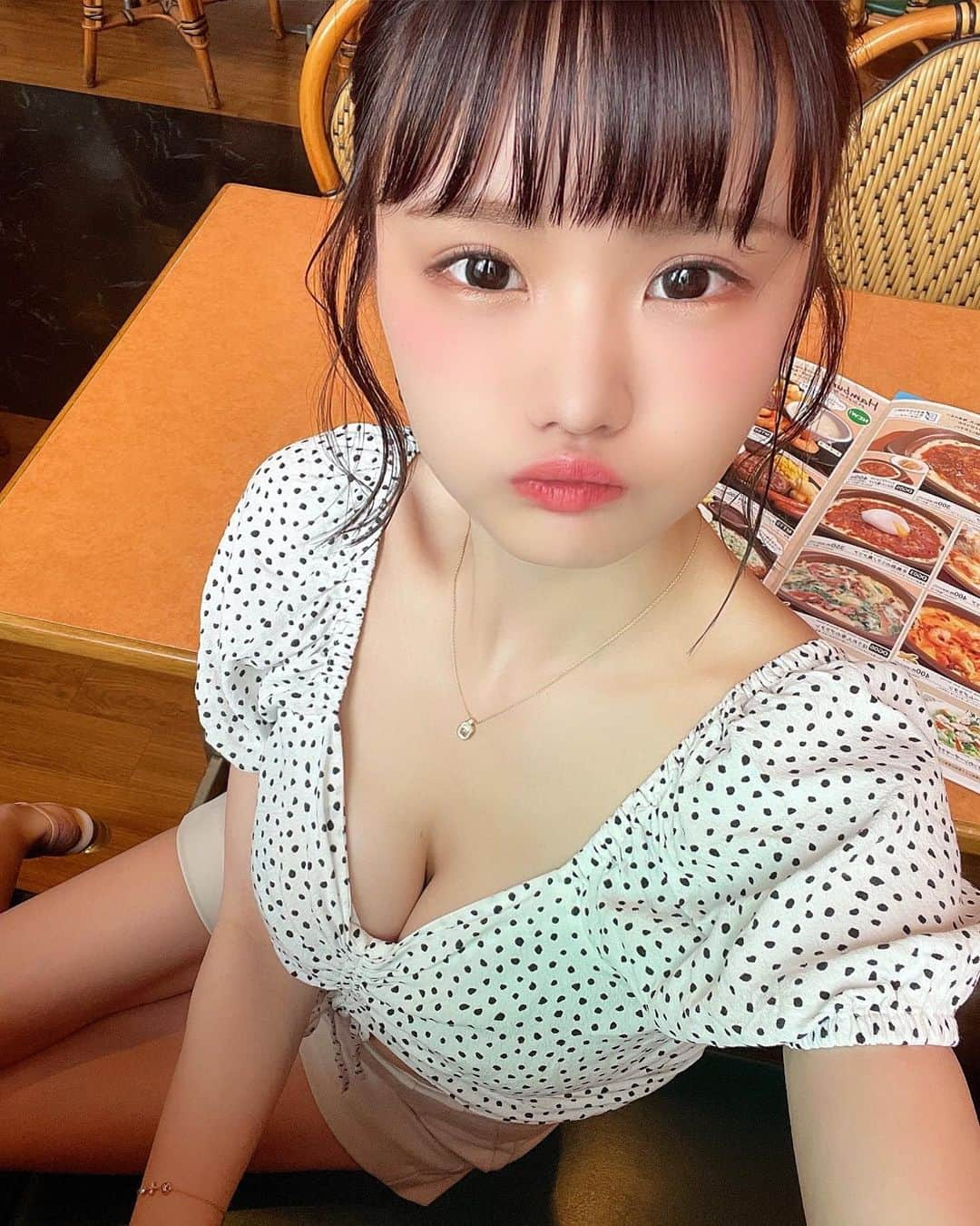 みもれもんさんのインスタグラム写真 - (みもれもんInstagram)「Many Japanese girls have this "Pattsun bangs" ∩ ^ ω ^ ∩  ・ こんにちは〜🍋 サイゼリアに行った時の写真だょ∩^ω^∩ サイゼと言ったらミラノ風ドリアでしょう🤎 みんなが、好きなファミレスは どこですか〜？∩^ω^∩🌈🍄 月曜日、今週もみんな頑張ってねん😍✨ ・ ・  #Mimolemon #Japanesegirl #japan #tokyo #asiangirl #otaku #黒髪 #ボブ #日本女孩 #ジェラートピケ」11月22日 11時38分 - mimore_mon0929