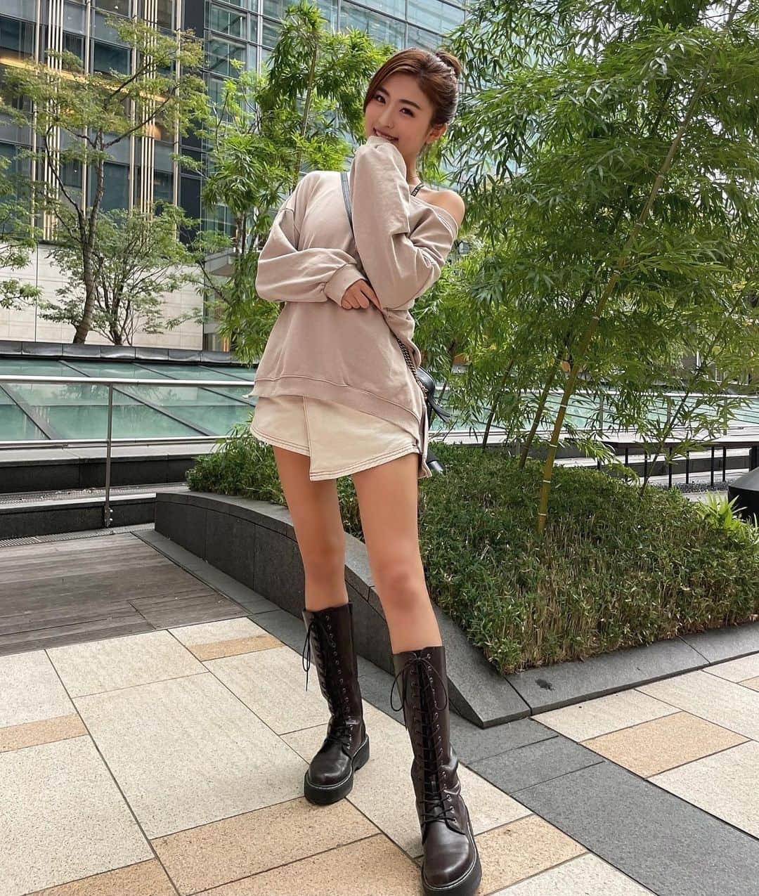 MIYABIのインスタグラム：「こんにちは🌞  本日は、また新たなお仕事に挑戦しております🤭💕  早く皆様にお知らせしたい〜💜💜💜  たくさんお昼食べて、午後も頑張りましょうね🥰」