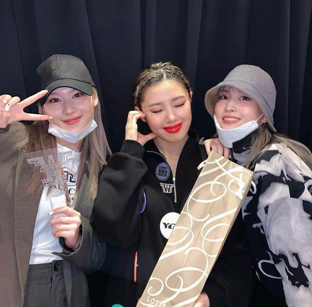 モモのインスタグラム：「Momo & Sana went for Street Woman Fighter’s concert yesterday! 🥰 -  #MOMO #트와이스 #모모 #平井もも #もも #TWICE」