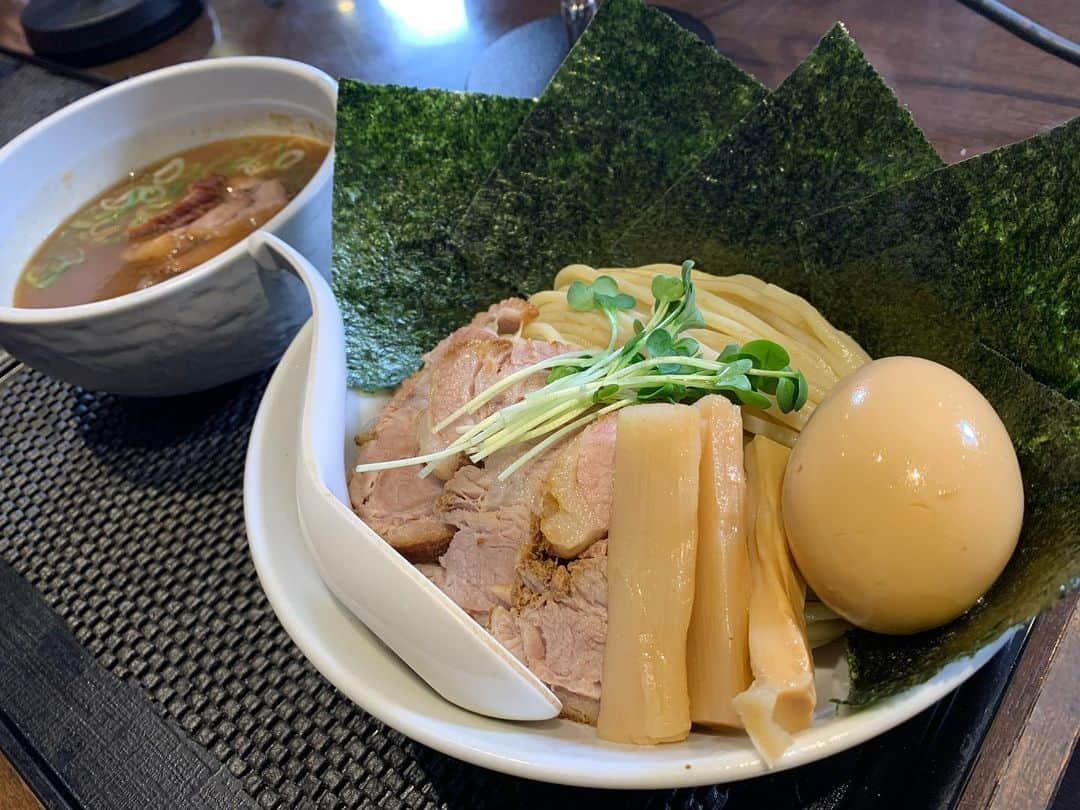 渡邉ひかるさんのインスタグラム写真 - (渡邉ひかるInstagram)「つけめんブラウン 特製つけめん 1190円 @ 豊春 ・ ・ ・ ・ 豊春駅東口から徒歩約18分に位置するお店。 ラジオ収録でお邪魔しました。 駐車場がとても広いので お子様連れの方、ご家族でも安心して入店することができます◎ 実はラーメンにハマったのも つけ麺や魚介系豚骨が 始まりなのでワクワクしながら入店。 ・ ・ 中にはドン！と製麺所を ガラス越しに見ることが！ で！き！る！ ・ テンション上がりますね〜！ ・ ・ メニューはお店の看板メニューのつけ麺を中心に 【つけ麺、カレーつけ麺、あっさり鶏そば、濃厚鶏そば】などなど。 ・ ・ 他にもセットで嬉しい ご飯ものだったり ・ ⚫︎お子さまラーメン ⚫︎女子盛りつけ麺 ・ など小さいサイズ展開も！ ・ ・ 私はまずは定番！ “特製つけめん”を。 ・ ・ 久しぶりのつけ麺に ワクワクしながら 待っていると… ・ おおおおー！ ボリューム！大！ ・ 迫力満点の特製つけ麺の登場‼︎ ・ ・ 綺麗な麺線！ むっちりしっかりした 太麺の自家製麺は神々しい！ ・ 具材も、のり、太めのメンマ、味玉、かいわれ、そして、ほろほろの豚チャーシュー。 ・ なんとチャーシューは麺上だけではなく、スープの中にもシークレットゲスト！のようにゴロゴロと。 ・ 男性の皆さん嬉しいですよね？ ・ ・ 半熟卵は程よい熱し具合で あっという間にペロリ。 ・ ・ しっかり誰もから愛される 魚介と動物系の旨味が ドッキングされたスープに 麺をダイブさせると これは間違いないつけ麺黄金比。 ・ ・ スープ割りで楽しむも良し。 冷めたら店内にある 電子レンジで温めることもできて 最後まで温かいつけ麺を味わうことができます。 ・ ・ ・ 他テイクアウトメニューも 充実していますので お家ラーメンも楽しんでみては…⁇ ・ ・ ・ ・ ・ #ラーメン #らーめん #らーめん部  #らーめん大好き  #らーめん倶楽部  #らーめん女子  #ラーメン女子  #ラーメン女子部  #ラーメン同好会  #ラーメン大好き渡邉さん #麺スタグラム #つけ麺 #つけめん #豊春 #ブラウン #つけめんブラウン #ramen #ramennoodles  #ramenlover」11月22日 2時55分 - ramenwatanabe0215