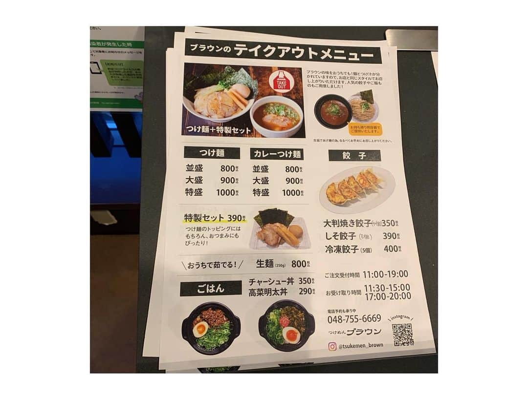 渡邉ひかるさんのインスタグラム写真 - (渡邉ひかるInstagram)「つけめんブラウン 特製つけめん 1190円 @ 豊春 ・ ・ ・ ・ 豊春駅東口から徒歩約18分に位置するお店。 ラジオ収録でお邪魔しました。 駐車場がとても広いので お子様連れの方、ご家族でも安心して入店することができます◎ 実はラーメンにハマったのも つけ麺や魚介系豚骨が 始まりなのでワクワクしながら入店。 ・ ・ 中にはドン！と製麺所を ガラス越しに見ることが！ で！き！る！ ・ テンション上がりますね〜！ ・ ・ メニューはお店の看板メニューのつけ麺を中心に 【つけ麺、カレーつけ麺、あっさり鶏そば、濃厚鶏そば】などなど。 ・ ・ 他にもセットで嬉しい ご飯ものだったり ・ ⚫︎お子さまラーメン ⚫︎女子盛りつけ麺 ・ など小さいサイズ展開も！ ・ ・ 私はまずは定番！ “特製つけめん”を。 ・ ・ 久しぶりのつけ麺に ワクワクしながら 待っていると… ・ おおおおー！ ボリューム！大！ ・ 迫力満点の特製つけ麺の登場‼︎ ・ ・ 綺麗な麺線！ むっちりしっかりした 太麺の自家製麺は神々しい！ ・ 具材も、のり、太めのメンマ、味玉、かいわれ、そして、ほろほろの豚チャーシュー。 ・ なんとチャーシューは麺上だけではなく、スープの中にもシークレットゲスト！のようにゴロゴロと。 ・ 男性の皆さん嬉しいですよね？ ・ ・ 半熟卵は程よい熱し具合で あっという間にペロリ。 ・ ・ しっかり誰もから愛される 魚介と動物系の旨味が ドッキングされたスープに 麺をダイブさせると これは間違いないつけ麺黄金比。 ・ ・ スープ割りで楽しむも良し。 冷めたら店内にある 電子レンジで温めることもできて 最後まで温かいつけ麺を味わうことができます。 ・ ・ ・ 他テイクアウトメニューも 充実していますので お家ラーメンも楽しんでみては…⁇ ・ ・ ・ ・ ・ #ラーメン #らーめん #らーめん部  #らーめん大好き  #らーめん倶楽部  #らーめん女子  #ラーメン女子  #ラーメン女子部  #ラーメン同好会  #ラーメン大好き渡邉さん #麺スタグラム #つけ麺 #つけめん #豊春 #ブラウン #つけめんブラウン #ramen #ramennoodles  #ramenlover」11月22日 2時55分 - ramenwatanabe0215