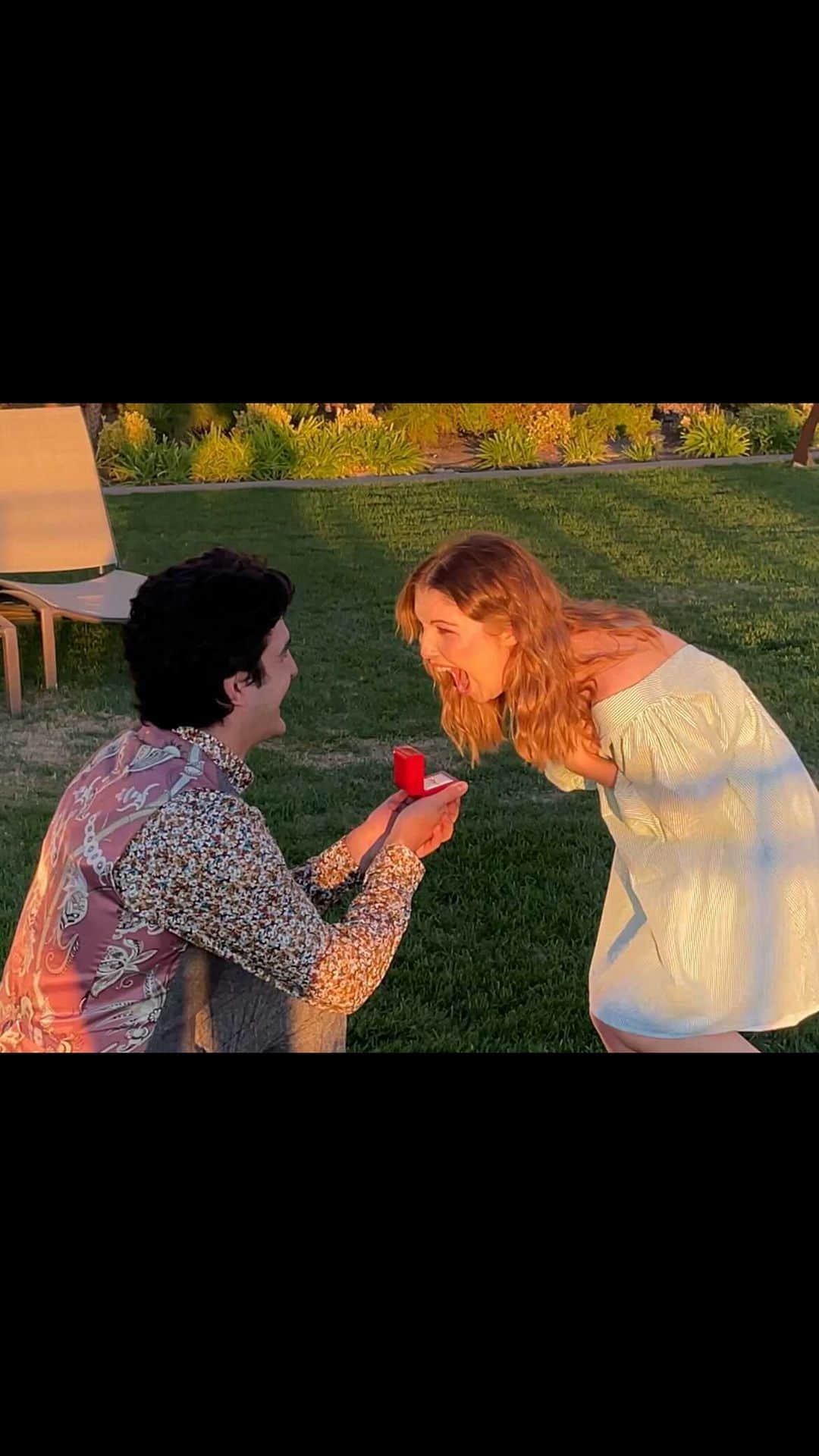 サミー・ハンラティのインスタグラム：「I had to edit out all my screaming but here’s how it happened🥰♥️💍 #engaged #engagement」