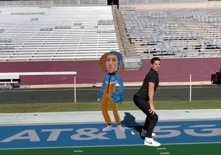 ジョーダン・ロジャースのインスタグラム：「First attempt at making a viral dance video….looks like Myself and I need a little more practice 😂 Go make your own at the link in my stories and follow the steps below if you want to enter to win tickets to the @cfbplayoff #NationalChampionship!    🏈 How To Enter: 1) Create a custom 3D avatar at the link in my bio 2) Share it with #ATTFanimatorSweepstakes 3) Tag @att in your post   No Purch. Nec. Ends 12/6/21. Legal US residents 18+ only, Rules: http://go.att.com/Fanimator [go.att.com]   #ATTInfluencer」