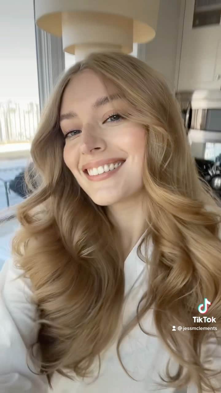 ジェシカ・ジェーン・クレメントのインスタグラム：「Time to have fun 🧝🏻‍♀️」