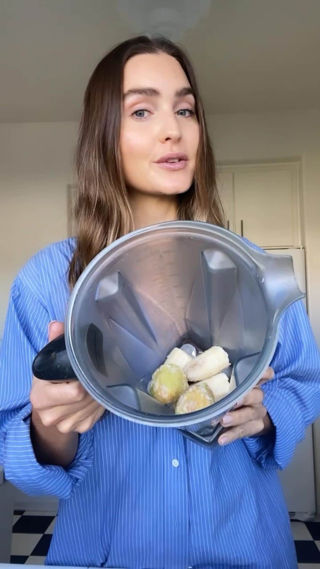 Kirsty Godsoのインスタグラム：「SMOOTHIE SCHOOL ⚡️ Teaching you how to make the Feijoa & Banana @madeof_____ smoothie bowl 😋  Get your blender and let’s do it 🌪 5 ice cubes  1 frozen banana 1.5 frozen feijoas 1 scoop @madeof_____ Vanilla Whey Protein Isolate 1 scoop collagen powder Dash of cinnamon 1 tsp raw almond butter 3-4oz water 🌪 & consume with utmost confidence ❤️ @madeof_____ available in the US and NZ via link in bio ✨」