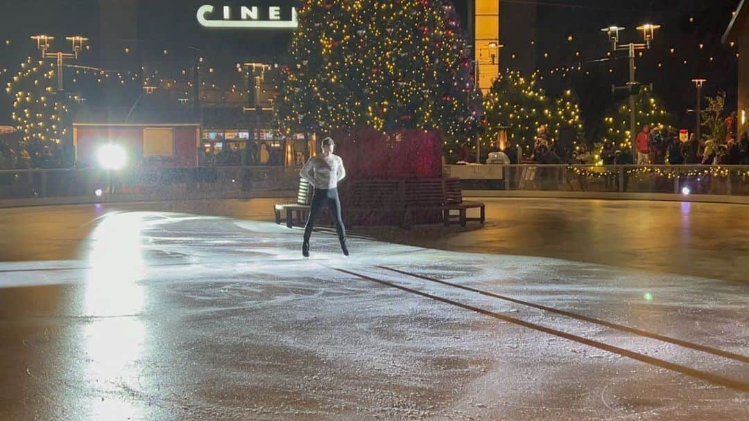 ジョーダン・モエラーのインスタグラム：「It’s holiday show season! Thanks @shipstad_entertainment for having me at another spectacular tree lighting event 🎄❄️☃️  #figureskating #showseason #fortcollins #foothillsmall #treelighting #marianastrench #thekillingkind #backflip #freezingrainmakesforgreatbackflipconditions」