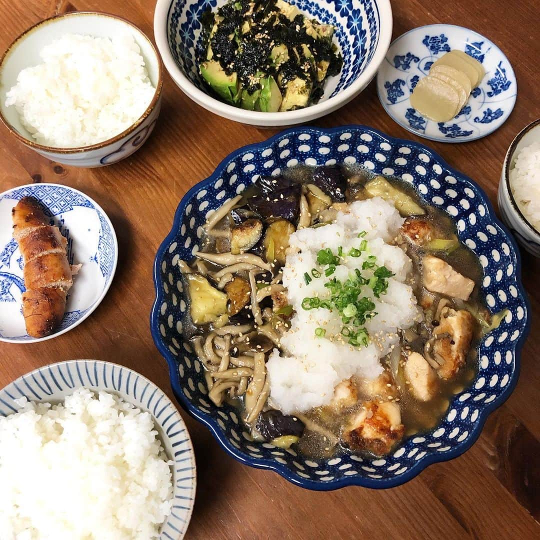 千秋さんのインスタグラム写真 - (千秋Instagram)「#mychef🍳 新メニュー「大戸屋風チキン母さん煮」だって。超美味しかった。 アボカド、明太子はわたし、白いごはんと大根おろしは娘が作った🧑🏻‍🍳👩🏻‍🍳 このお皿多用し過ぎ。他にもお皿あるのにw  #ポーランド食器」11月22日 12時08分 - chiaki77777