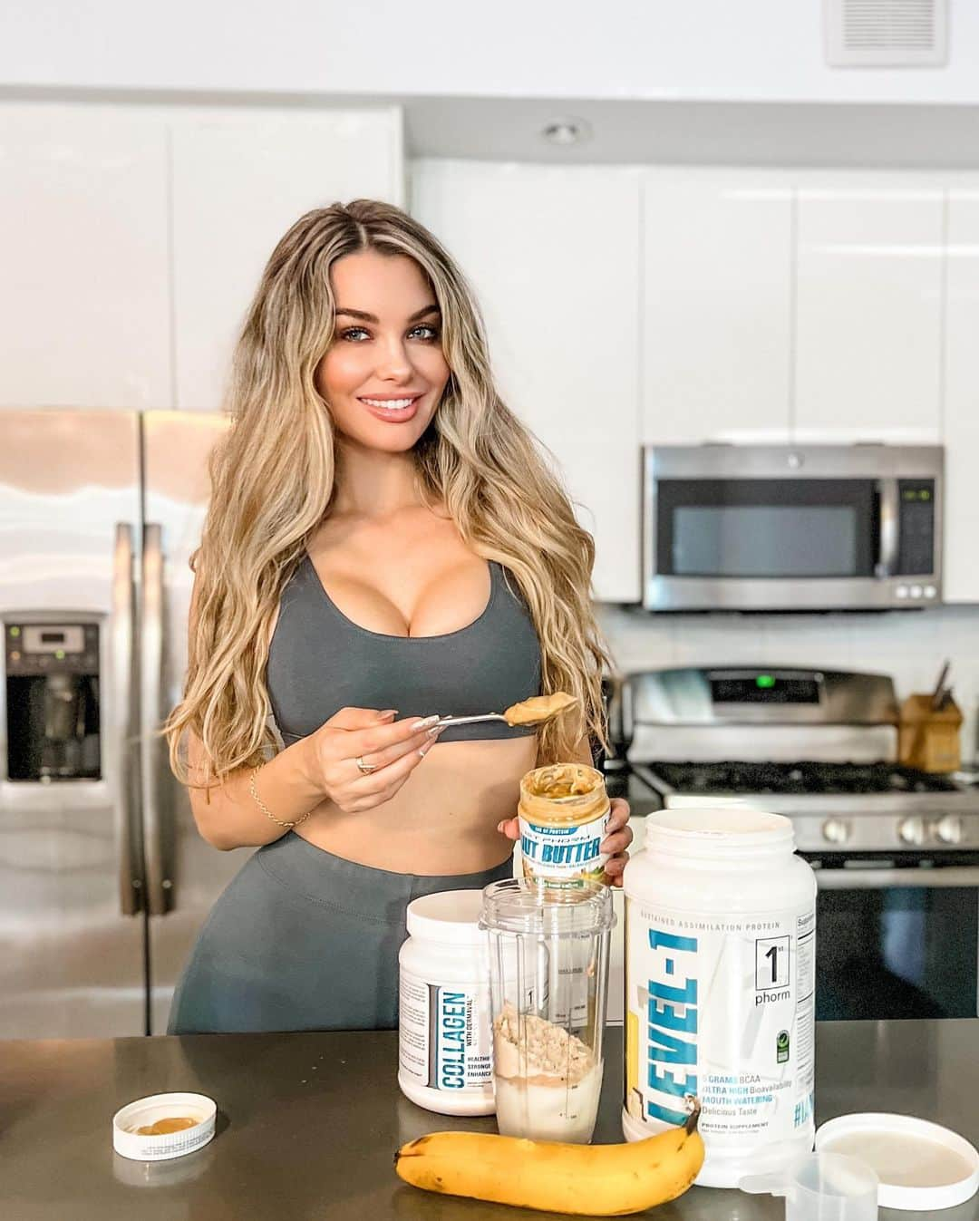 エミリー・シアーズさんのインスタグラム写真 - (エミリー・シアーズInstagram)「🥛🍌Best banana smoothie 🍌🥛 @1stphorm Level-1 chocolate banana tastes exactly like my favourite ice cream I used to love as a kid in Australia (banana paddle pop) I’m obsessed with it!   For a next level breakfast, I add #1stPhorm peanut butter banana nut butter, plus a banana, and almond milk.   I also like to sneak in my 1st phorm collagen with Dermaval-to help keep my skin looking fresh and my joint pain under control!   #Smoothie #IAm1stPhorm #Banana #Protein# #macros」11月22日 7時37分 - emilysears