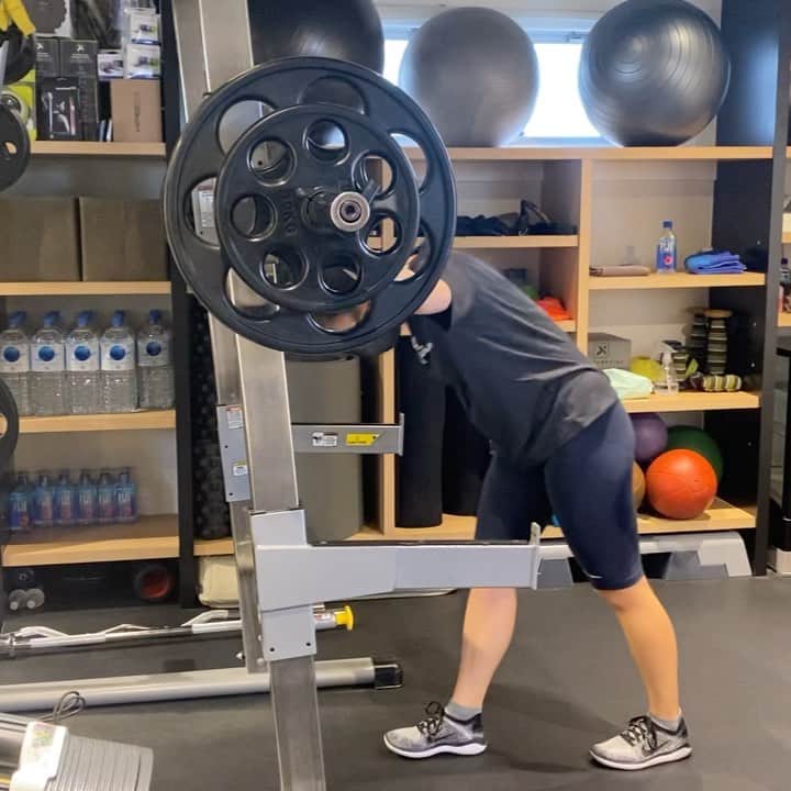 のインスタグラム：「おはようございます☀  今日は久しぶりに、トレーニング動画を投稿をします！！🙂  よく、どんなトレーニングをして、飛距離を伸ばしたんですか？と聞かれるのですが、多分、この3つの動画のどれかのおかげだと思います✨😊笑  最初の方はスイングと身体のバランスがうまく行かずに、距離感、方向性がコントロールできない時期もありました。 今は少しずつ自分のスイングのこと、身体のことがわかってきて、トレーナーさんと話し合いながらメニューを組んでいます👍 * * * 今シーズン残り1試合になりましたが、最後まで自分を信じて楽しみます💪🏻😆  #トレーニング動画📹」