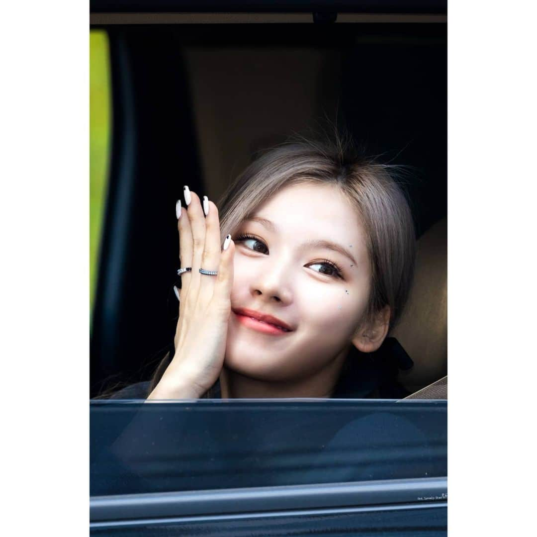 サナさんのインスタグラム写真 - (サナInstagram)「💕💕💕 ーーーーーーーーーー Follow > @sana.twice.kr < . @twicetagram #TWICE#트와이스#ONCE#Sana#사나 #Nayeon#나연#Jeongyeon#정연#Momo#모모#Jihyo#지효#Mina#미나#Dahyun#다현#Chaeyoung#채영#Tzuyu#쯔위」11月22日 8時38分 - sana.twice.kr