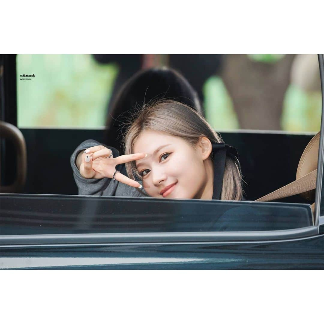 サナさんのインスタグラム写真 - (サナInstagram)「💕💕💕 ーーーーーーーーーー Follow > @sana.twice.kr < . @twicetagram #TWICE#트와이스#ONCE#Sana#사나 #Nayeon#나연#Jeongyeon#정연#Momo#모모#Jihyo#지효#Mina#미나#Dahyun#다현#Chaeyoung#채영#Tzuyu#쯔위」11月22日 8時38分 - sana.twice.kr