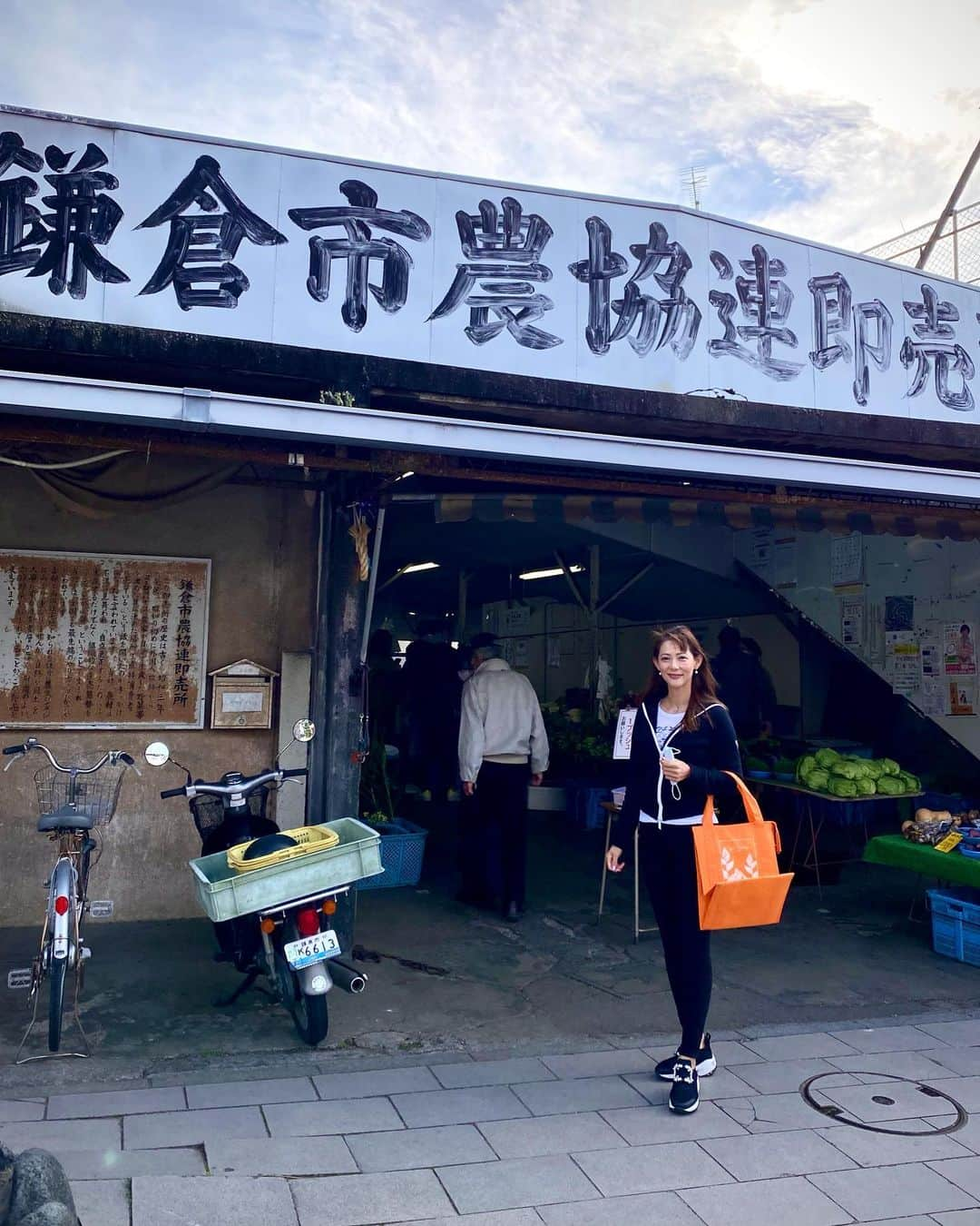 箕輪玖美さんのインスタグラム写真 - (箕輪玖美Instagram)「鎌倉野菜と海の幸でBBQ😊  鎌倉野菜はとっても色鮮やか✨ 市場のお母さんに教えてもらった通り、サッと茹でてから焼くと甘くてホクホクで絶品💕  新鮮な伊勢海老、蛤、サザエと一緒に美味しく頂きました🥰  #ご馳走様でした #海の幸 #畑の幸 #鎌倉野菜 #野菜大好き #幸せな時間 #鎌倉 #湘南 #セカンドハウス #別荘ライフ #海のある生活 #海が好き #アラフィフ #モデル #箕輪玖美」11月22日 8時43分 - kumi.111