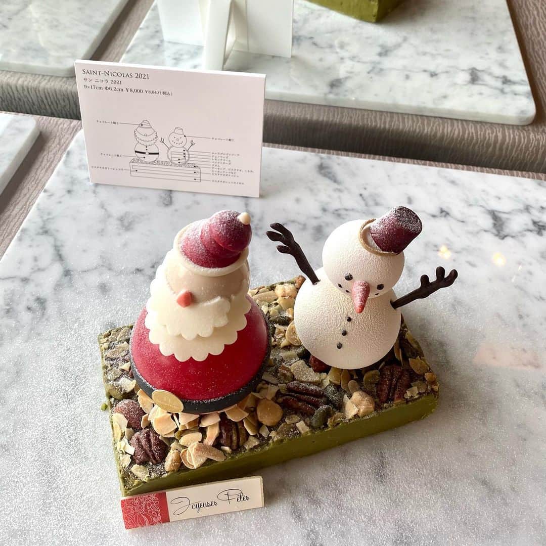 梅本理恵さんのインスタグラム写真 - (梅本理恵Instagram)「ルワンジュ東京の クリスマスコレクション2021に 行ってきました♡ ⁡ かわいいくまちゃん🧸 色んな姿でケーキにいる〜♡ ⁡ とにかくかわいくて素敵なケーキばかり。 3枚目以降にアップしています。 見てね♡ モグモグ食いしん坊なくまちゃんとの お写真も♡ ⁡ いちご、マロン、ピスタチオ 素敵な空間でいただいたケーキも すごくおいしかった♡ ⁡ まーちゃん @m.s.felice  お誘いいただいてありがとうね♡ 楽しい時間、幸せ♡  りみちゃん @rimi.ogawa  ずっと会いたかったんよ。 会えてうれしい♡ ⁡ ⁡ ⁡ ⁡ @louange_tokyo  @louangetokyo_lemusee  @the_grand_ginza  ⁡ #ルワンジュ東京 #クリスマスケーキ2021 #louangetokyo #ルワンジュ東京ルミュゼ #christmascollection2021 #クリスマスケーキ #かわいいケーキ #くまちゃんケーキ 🧸#グラン銀座 #スイーツ #スイーツ女子 #銀座 #sweets #ginza #美容 #美活 #アラフォー #アラフィフ #美魔女 #はんなり美魔女 #梅本理恵 #今日も感謝 #ありがとうございました ♡」11月22日 9時35分 - rie___12ki