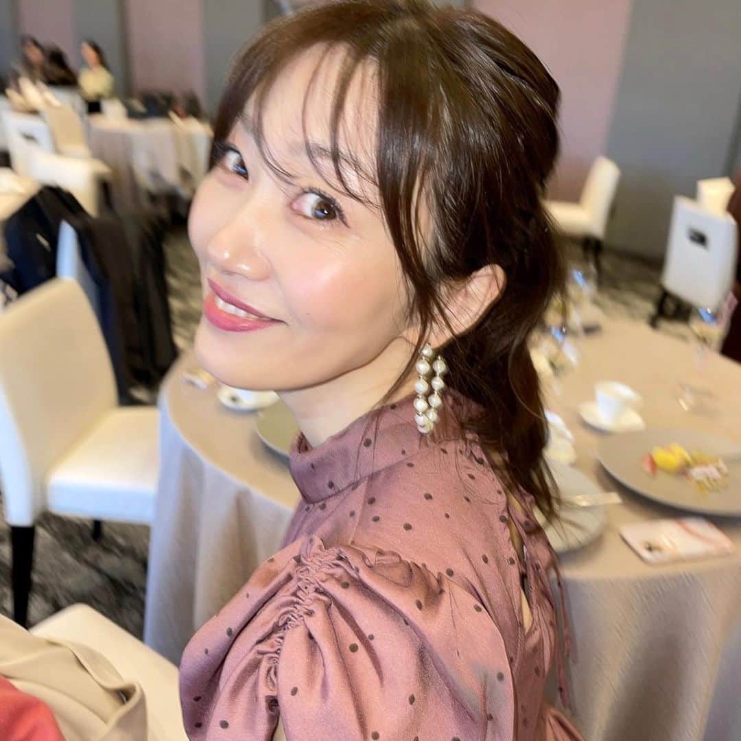 のインスタグラム：「ルワンジュ東京の クリスマスコレクション2021に 行ってきました♡ ⁡ かわいいくまちゃん🧸 色んな姿でケーキにいる〜♡ ⁡ とにかくかわいくて素敵なケーキばかり。 3枚目以降にアップしています。 見てね♡ モグモグ食いしん坊なくまちゃんとの お写真も♡ ⁡ いちご、マロン、ピスタチオ 素敵な空間でいただいたケーキも すごくおいしかった♡ ⁡ まーちゃん @m.s.felice  お誘いいただいてありがとうね♡ 楽しい時間、幸せ♡  りみちゃん @rimi.ogawa  ずっと会いたかったんよ。 会えてうれしい♡ ⁡ ⁡ ⁡ ⁡ @louange_tokyo  @louangetokyo_lemusee  @the_grand_ginza  ⁡ #ルワンジュ東京 #クリスマスケーキ2021 #louangetokyo #ルワンジュ東京ルミュゼ #christmascollection2021 #クリスマスケーキ #かわいいケーキ #くまちゃんケーキ 🧸#グラン銀座 #スイーツ #スイーツ女子 #銀座 #sweets #ginza #美容 #美活 #アラフォー #アラフィフ #美魔女 #はんなり美魔女 #梅本理恵 #今日も感謝 #ありがとうございました ♡」