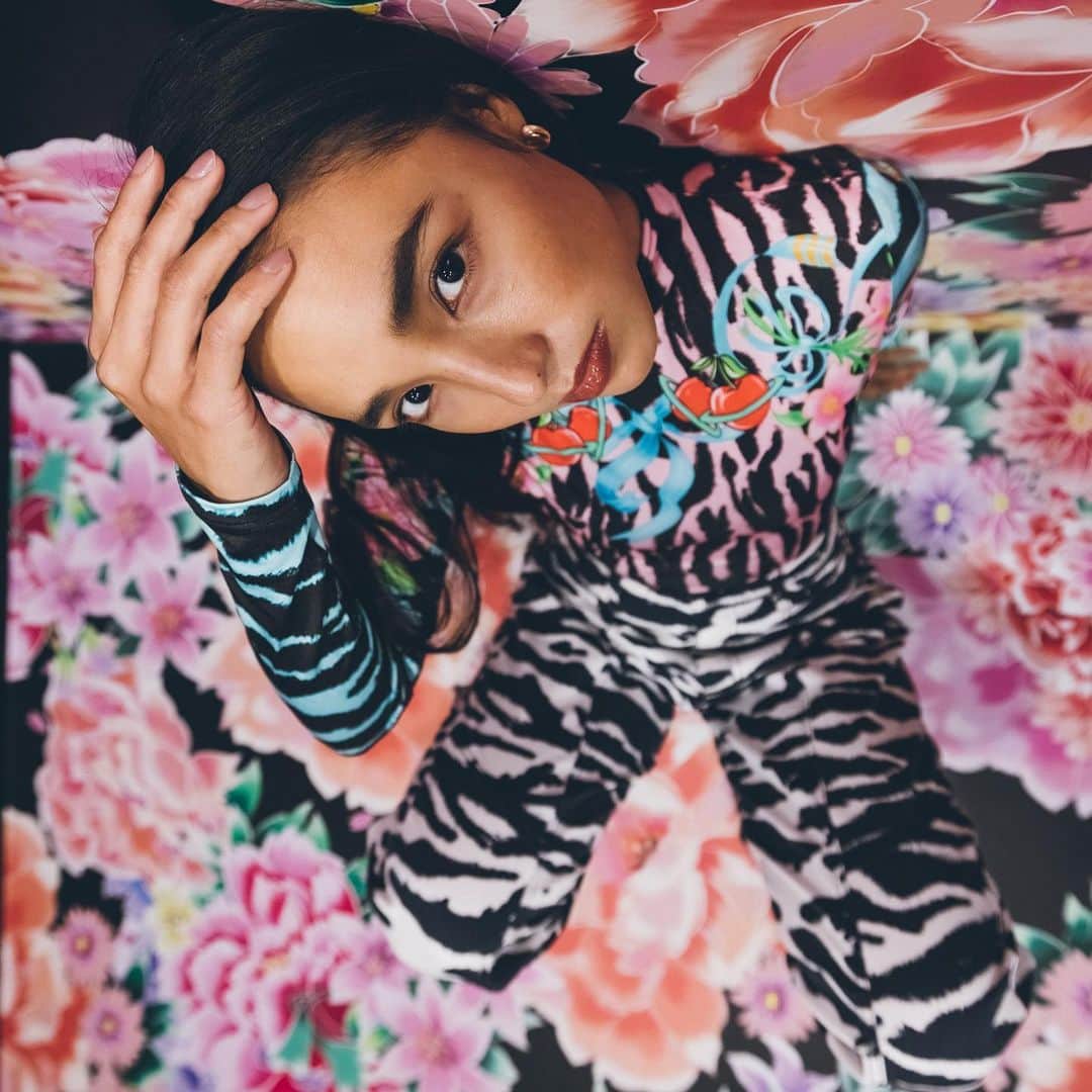 大橋リナのインスタグラム：「@desigual × @maria_escote collaboration🦄💫🦓💜  デシグアルとマリア・エスコテの 新作コラボレーションカプセルのテーマ「Sexy Planet」の世界観を表現したARTインスタレーションに遊びに行きました🦄  @hos_shibuya 11⽉28⽇(⽇)まで 渋谷でやってる🤍  #デシグアル #DesigualXMariaEscote 📸@yuma1983」
