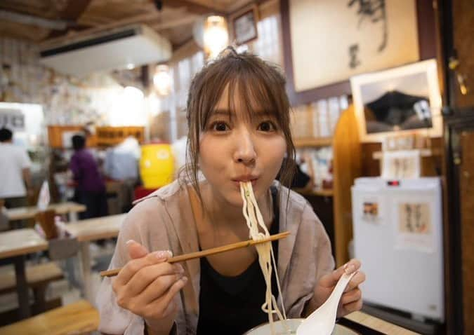 推しの三上悠亜さんのインスタグラム写真 - (推しの三上悠亜Instagram)「悠亜ちゃんお食事中🍜  #三上悠亜 #yuamikami #mikamiyua #お食事 #推し #可愛い #推ししか勝たん」11月22日 20時15分 - zippo_2021