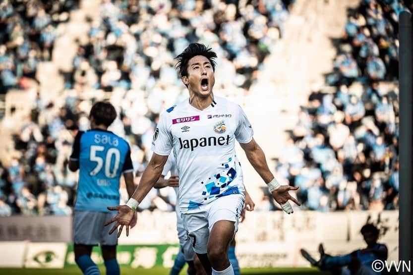 都倉賢のインスタグラム：「今年1年間これまで長崎の『J 1昇格』の為に全てを捧げてきましたが叶える事が出来ずに本当に本当に残念です。 ⁡ 今シーズンは個人としてもチームとしても序盤は凄く難しい時期が続きました。1日1日にベストを尽くしてきたつもりですが力不足で状況は好転せずに監督が変わりました。 ⁡ 松田監督に変わってから1人1人がやるべき事が明確になったことでチームのベクトルが一致して早い段階でチームの土台を作り上げる事が出来ました。そこで作り上げたベースを大切にしながら「守」「破」「離」と段階的に成長していくことが出来ました。 ⁡ 現状チームとしては「破」から「離」に移行するフェーズで、シーズンのこの時期にまだまだ成長の余地を沢山残していると言う悔しさも感じております。 ⁡ 今シーズンはJ2からJ1に昇格出来るチームは2チームしかありません。 ⁡ 目標を達成出来なかったチーム全てが敗者になるのか？！ ⁡ 僕はそうではないと思っています。 ⁡ 目標を達成出来なかったら全てが無意味になるなんてことは絶対にありえません。 ⁡ 目標はあくまでも目的を達成する為の手段であるからです。うまくいかなかった時間が長がったからこそ試行錯誤してトライ&エラーを繰り返し状況を打破しようとするプロセスやチームとして土台をしっかり作れた事で大崩れする事がなくなったこと、そして何より最後の最後まで長崎の誇りを胸に戦い続けることが出来たこと。 ⁡ そんな沢山の経験は勝ち負けを超越し、1人1人の人生を豊かにし、人として成長させました。 ⁡ 昇格出来ないと決まった時に頭をよぎった吉田松蔭の言葉 ⁡ 「身はたとひ武蔵の野辺に朽ちぬとも留め置かまし大和魂」 ⁡ 吉田松蔭は志し半ばで無念の死を遂げてしまい、目標を果たす事は出来なかったけどその意志を受け継いだ弟子たちが、その思いやフィロソフィーを胸に国を動かし時代を変えることに成功した事を考えると吉田松蔭の目的は完全に果たせたのだと思います。 ⁡ 僕たちも結果として目標を達成出来ませんでしたが、自分達が目的を果たす為に今シーズンやってきた事やサッカーに対する姿勢は必ずV長崎のフィロソフィーとして脈々と受け継がれていくと確信しております。 ⁡ そう言った意味では昇格の可能性がなくなったこの2試合こそ自分達の真価が問われる大切な試合になります。 ⁡ なぜサッカーをするのか？！ 何のためにサッカーをするのか？！ ⁡ いまいちど1人1人が自問自答をしてピッチで答えを出したいと思います。 ⁡ 長くなりましたが、僕自身これまでと何も変わらない姿勢でサッカーと向き合っていくことを約束しますし、最後の最後までチームの勝利の為に全力を尽くし続けます。 ⁡ ファン、サポーターの皆さんも悔しくて悔しくて仕方ないと思いますが、それでも試合は続きます。 ⁡ 目標がなくなったいま、V長崎に関わる、選手、フロント、スタッフ、ファン、サポーターの皆さんがいまいちど自問自答し、1人1人答えが出た時にV長崎はより強いフィロソフィーを持ち、結束力の強いチームになります。 ⁡ 泣いても笑っても残り2試合。 ⁡ 悔いの残らないように1人1人立場は違いますが、その立場で出来るベストを尽くしていきましょう！！！」