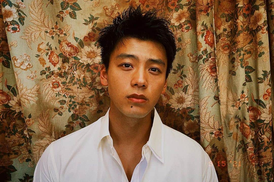 竹内涼真のインスタグラム：「2022 calendar  お待たせいたしました。  今回もとても素敵な作品に仕上がってます  詳細はもう少々お待ちを✨  #2022  #カレンダー」