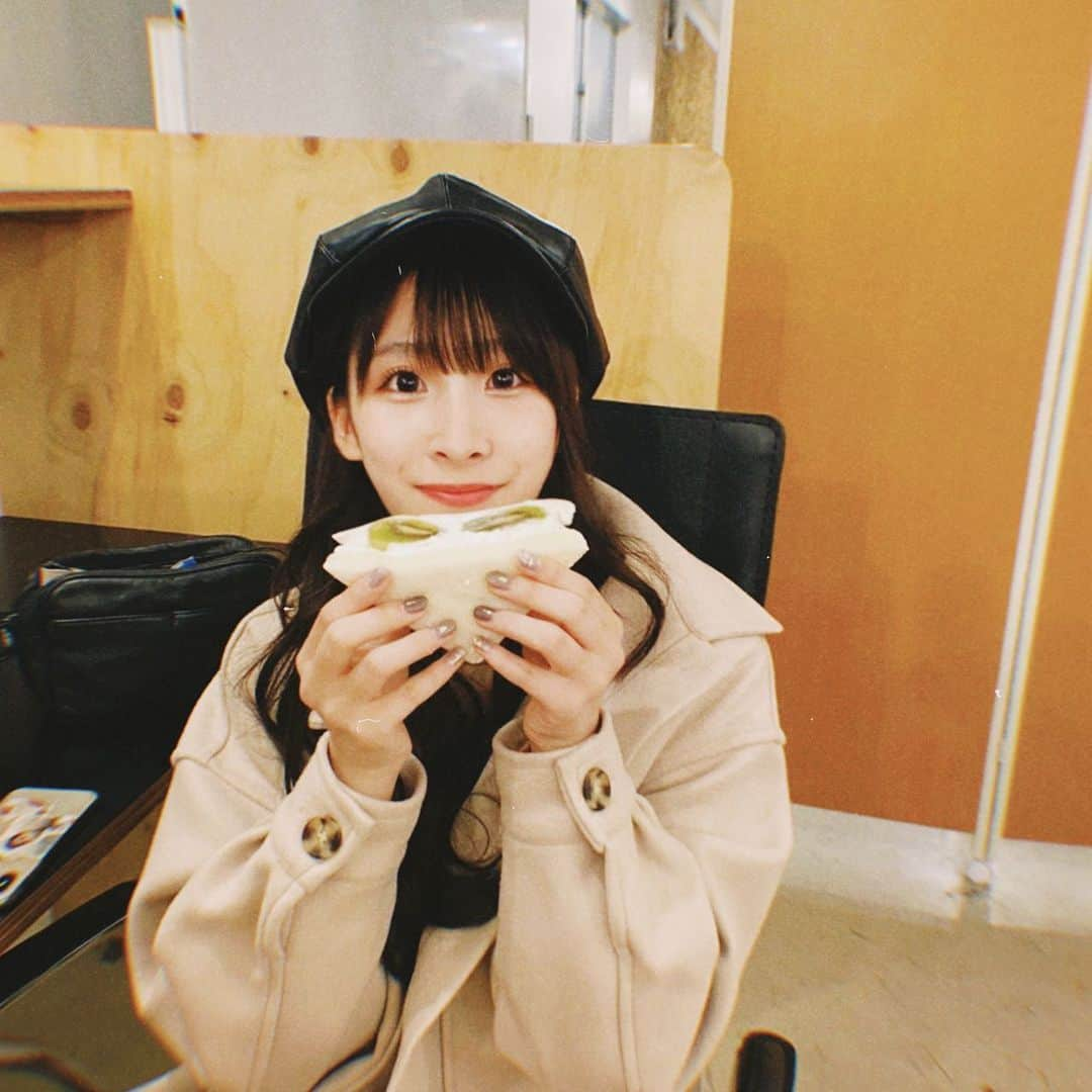 橋野彩葉さんのインスタグラム写真 - (橋野彩葉Instagram)「これ可愛く食べれる人優勝   #キウイサンド  #キウイ  #美味しくいただきました」11月22日 20時29分 - iroha_0521_