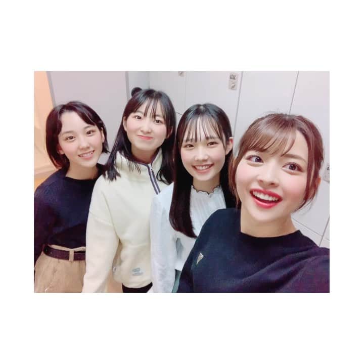 金澤朋子のインスタグラム：「. . 【Juice=Juice Concert 2021 〜FAMILIA〜金澤朋子ファイナル】 まで…あと2日！！！✌️㊗️ . 新メンバーと動画撮りました〜 初々しくて可愛くて、愛おしい子達です。 . #juicejuice #金澤朋子  #新メンバー #有澤一華 #入江里咲 #江端妃咲  #横浜アリーナ #コンサート #FAMILIA #あと2日  #卒業 #少し実感してます 🥺🎓 #不思議な気持ち」